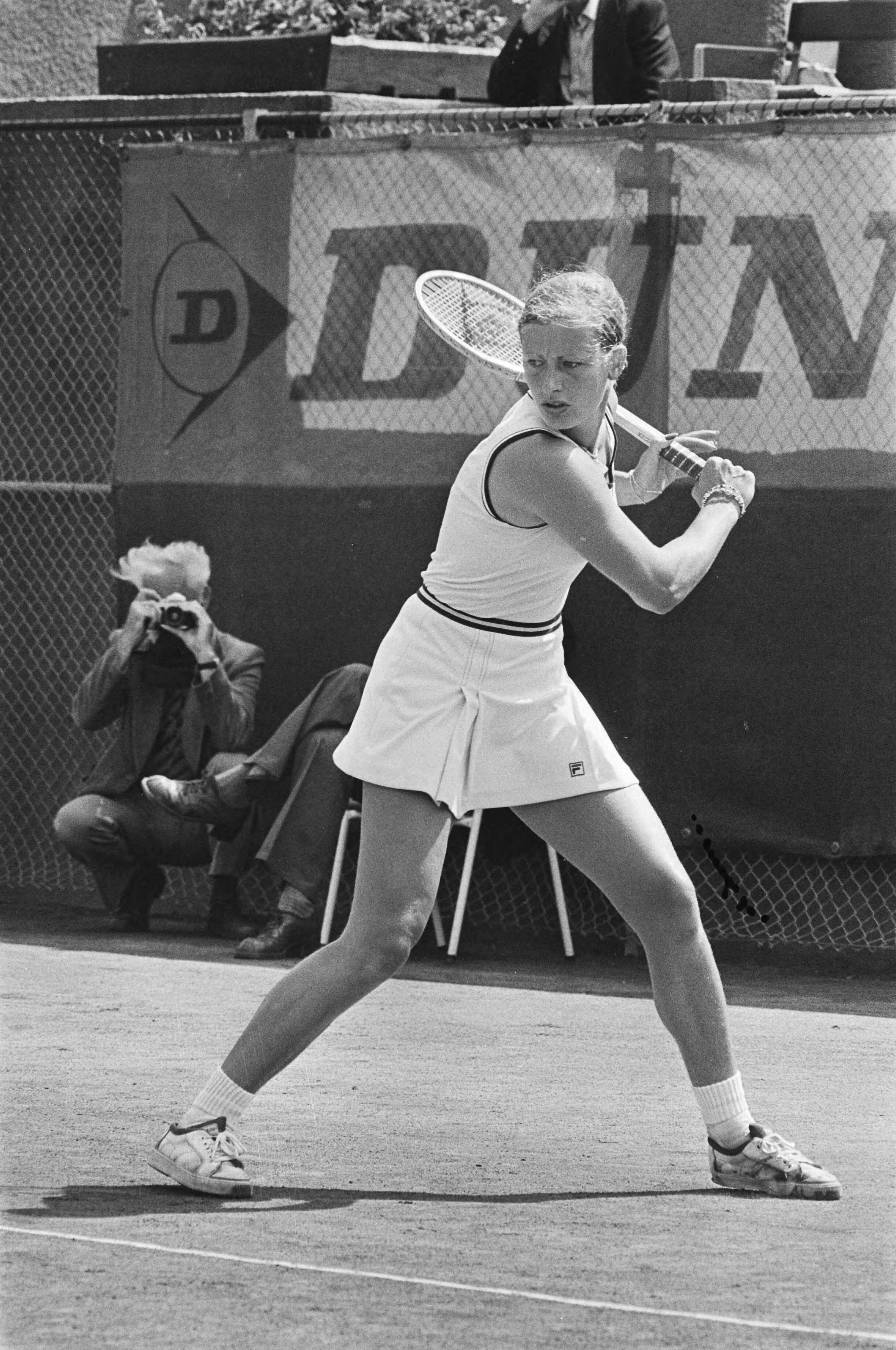 Fotocollectie Anefo — Internationale tenniskampioenschappen van Scheveningen op METS; Ellie Appel , Versies in actie — Foto: Peters, Hans / Anefo. Licentie: Set B: Rechtenvrij / Publiek Domein. Bron: Nationaal Archief. http://hdl.handle.net/10648/ac9f30a8-d0b4-102d-bcf8-003048976d84