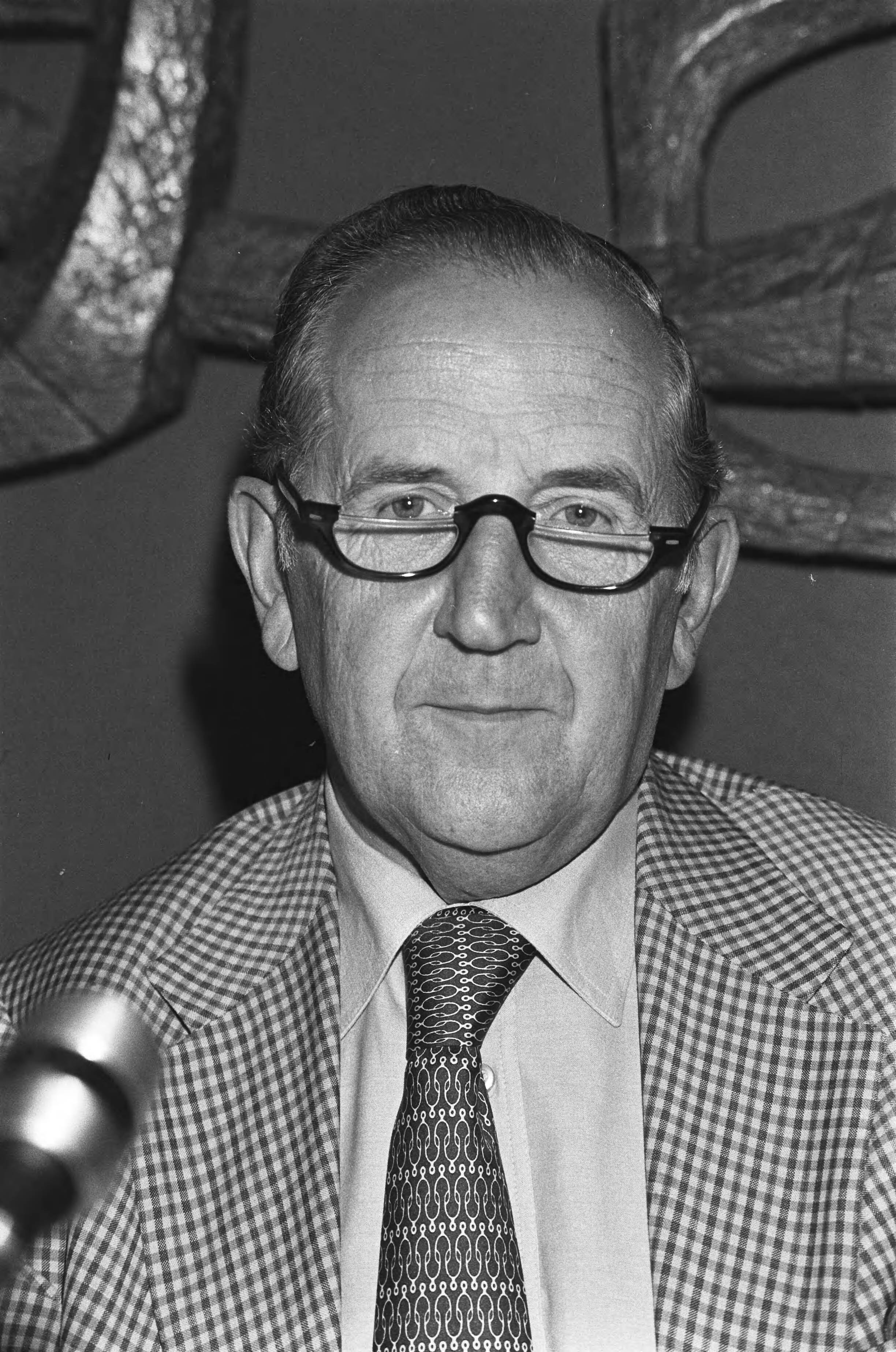 Fotocollectie Anefo — In Den Haag gaf de VNO een persconferentie: VNO-voorzitter Van Veen — Foto: Dijk, Hans van / Anefo. Licentie: Set B: Rechtenvrij / Publiek Domein. Bron: Nationaal Archief. http://hdl.handle.net/10648/ace8c6dc-d0b4-102d-bcf8-003048976d84