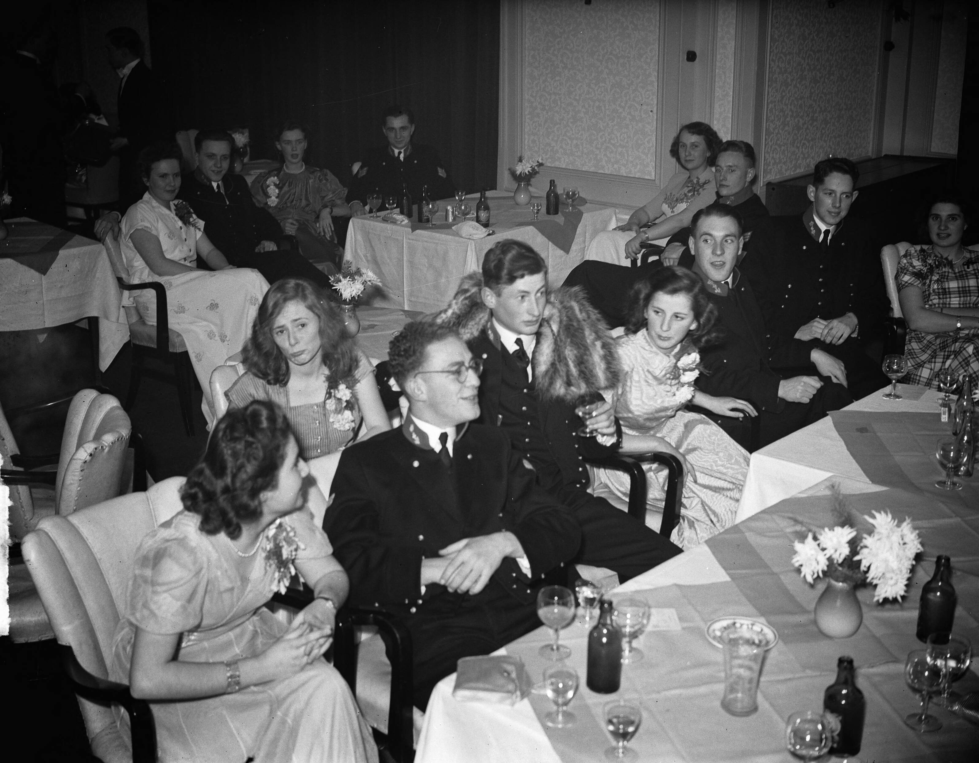 Fotocollectie Anefo — Bal adelborsten Kurhaus Scheveningen @ — Foto: Merk, Ben / Anefo. Licentie: Set B: Rechtenvrij / Publiek Domein. Bron: Nationaal Archief. http://hdl.handle.net/10648/a8c18062-d0b4-102d-bcf8-003048976d84