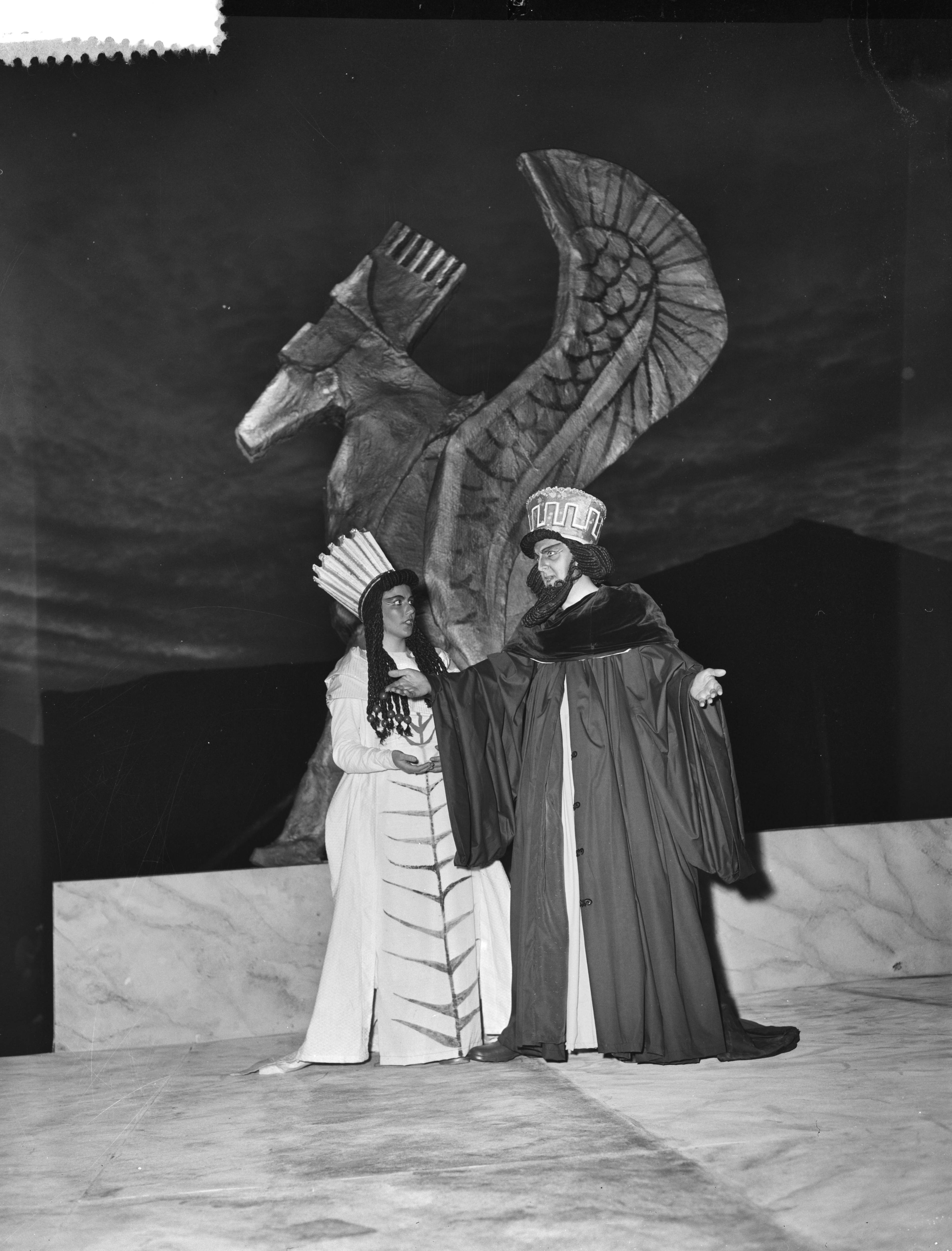 Lustrum USC Utrecht (1956) — Generale repetitie het lustrumspel "Xerxes" van het USC — Foto: Bilsen, Joop van / Anefo. Licentie: Set B: Rechtenvrij / Publiek Domein. Bron: Nationaal Archief. http://hdl.handle.net/10648/a94afa18-d0b4-102d-bcf8-003048976d84