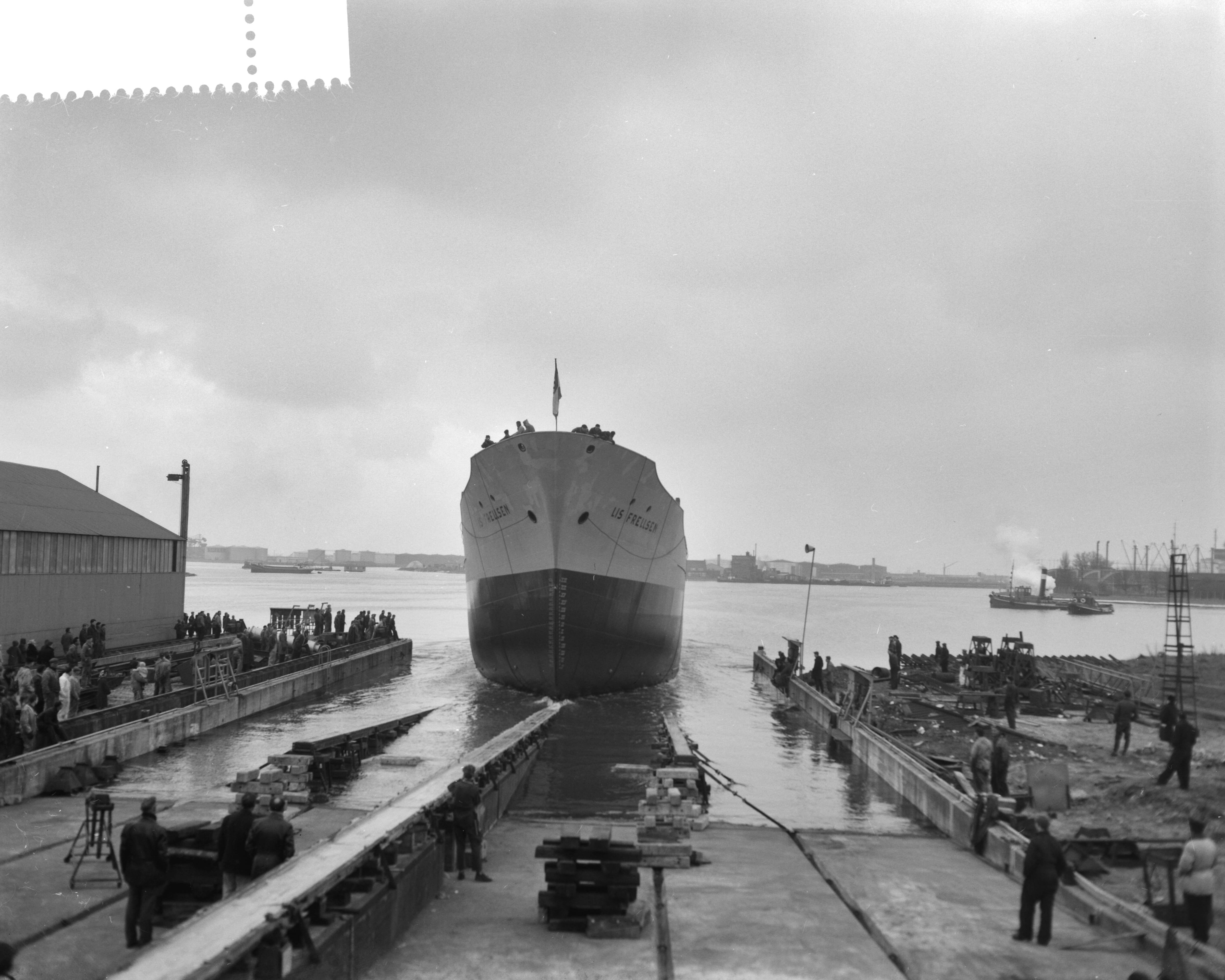 Fotocollectie Anefo — Tewaterlating m.s. "Lis Frellsen" bij de Zaanlandse Scheepbouw Maatschappij — Foto: Bilsen, Joop van / Anefo. Licentie: Set B: Rechtenvrij / Publiek Domein. Bron: Nationaal Archief. http://hdl.handle.net/10648/a9fb1902-d0b4-102d-bcf8-003048976d84