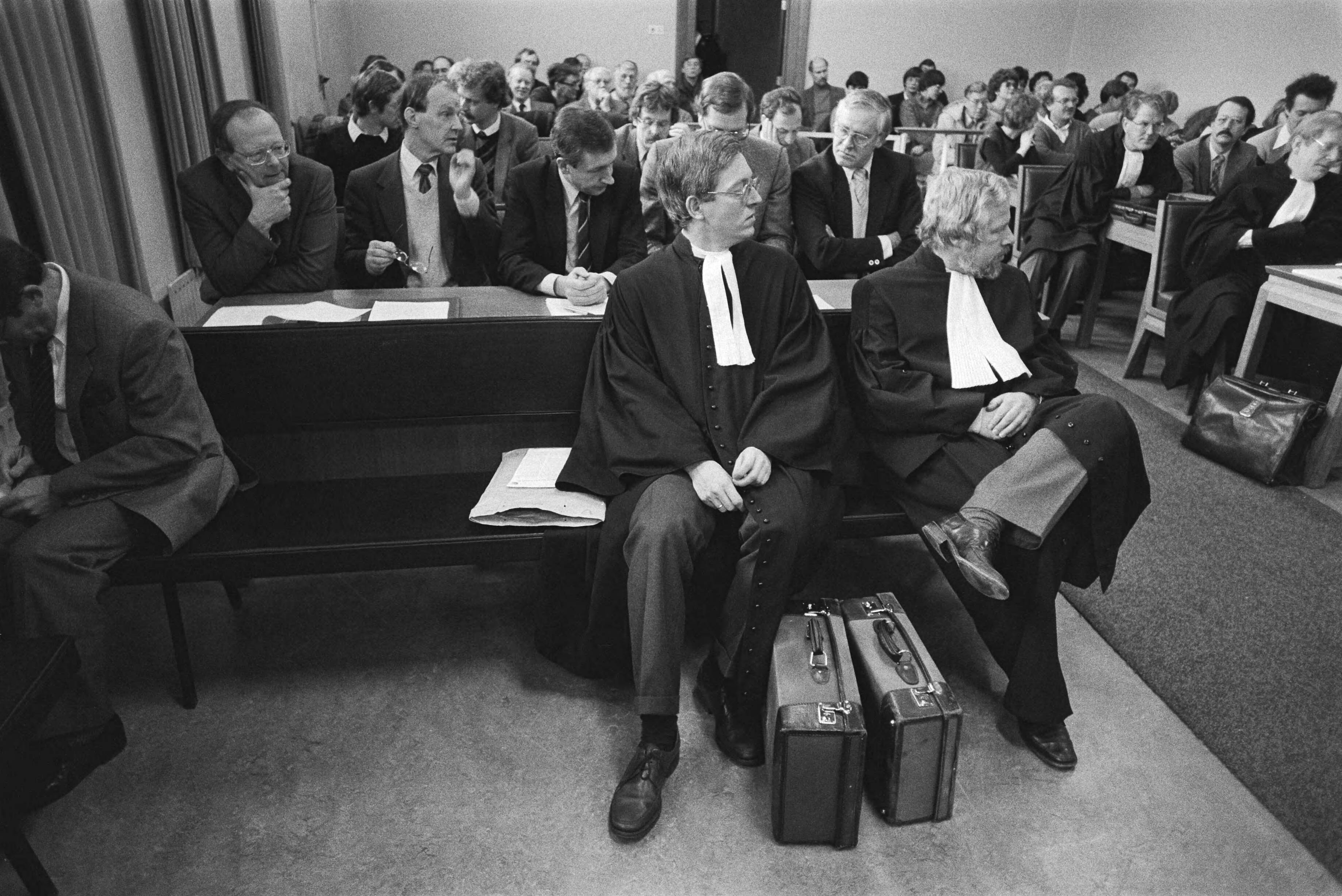 Fotocollectie Anefo — Utrecht, kort geding subfaculteit tandheelkunde tegen minister Deetman ; met advocaat mr. N. S. J. Koeman (l) rechts zijn procureur Olgers — Foto: Bogaerts, Rob / Anefo. Licentie: Set B: Rechtenvrij / Publiek Domein. Bron: Nationaal Archief. http://hdl.handle.net/10648/ad33e16c-d0b4-102d-bcf8-003048976d84