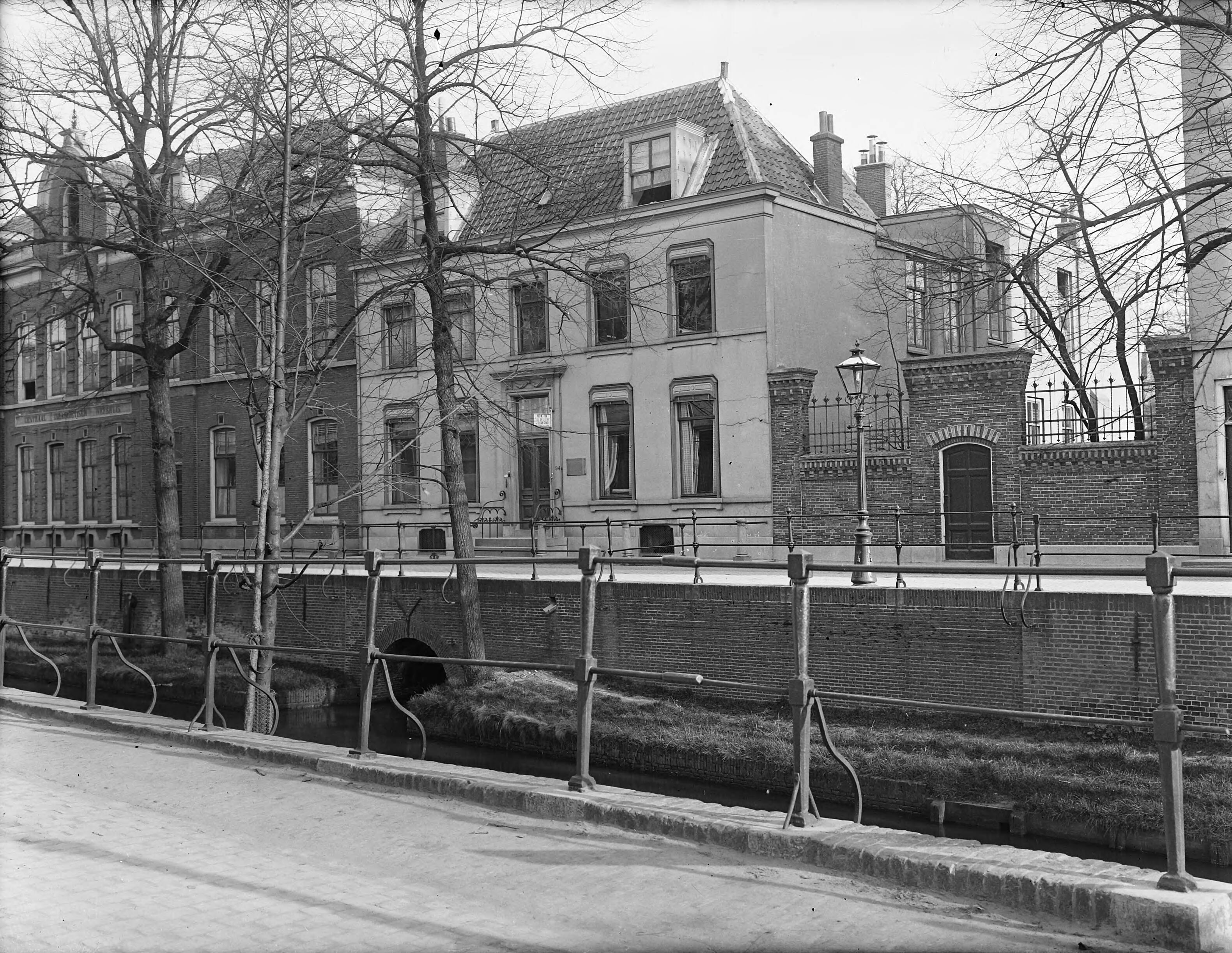 Fotocollectie Nederlandse Heidemaatschappij — Kantoorgebouw N.H.M. Utrecht (Nieuwegracht) — Foto: Goelst, K.L.F. / Heidemij. Licentie: Set B: Rechtenvrij / Publiek Domein. Bron: Nationaal Archief. http://hdl.handle.net/10648/ae75844a-d0b4-102d-bcf8-003048976d84