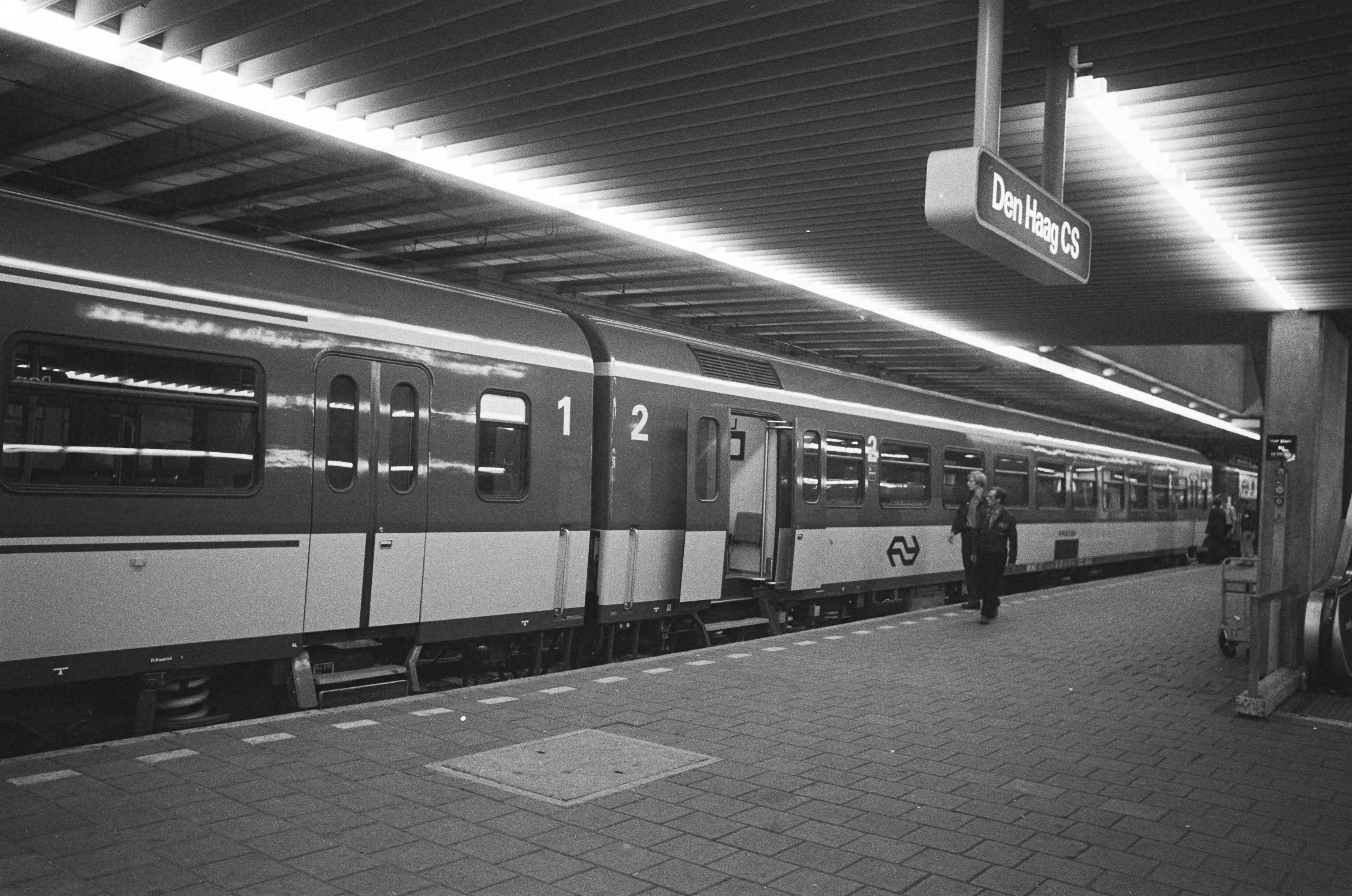 Nieuwe intercity rijtuigen — Exterieur van het rijtuig op Centraal Station Den Haag — Foto: Bogaerts, Rob / Anefo. Licentie: Set B: Rechtenvrij / Publiek Domein. Bron: Nationaal Archief. http://hdl.handle.net/10648/ace95f70-d0b4-102d-bcf8-003048976d84