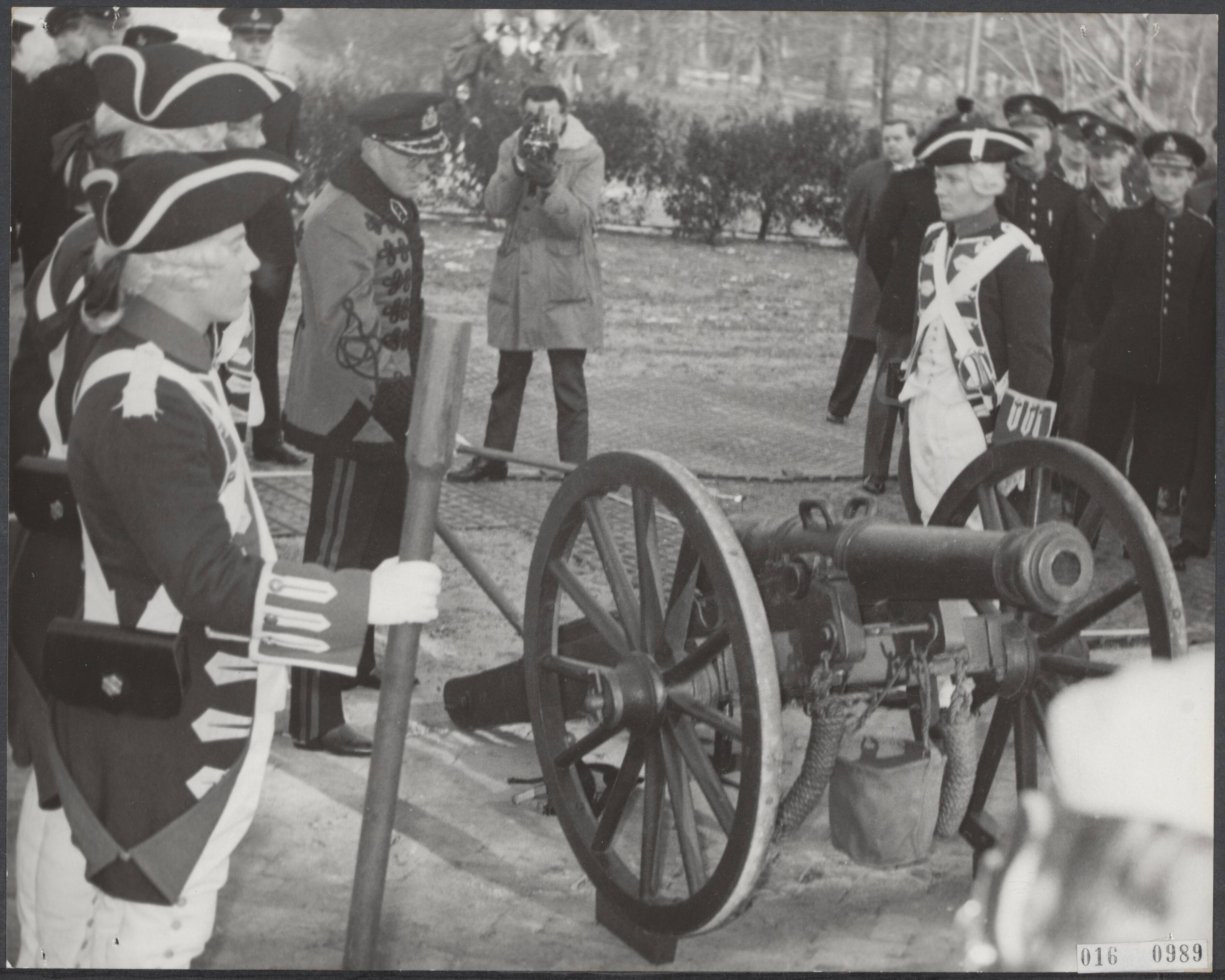 Fotocollectie Elsevier Binnenland — Prins Bernhard heeft een naar hem vernoemd nieuw paviljoen bij de Koninklijke Militaire Academie te Breda geopend. Het gebouw bevat 234 een-persoons zit-slaapkamers, 10 discussielokalen en 16 was- en douchelokalen. Als openingshandeling werd de prins verzocht een 18e eeuws kanon af te schieten, waardoor de deur van de nieuwe vleugel geopend zou worden — Foto: Nijs, Jac. de / Anefo. Licentie: Set B: Rechtenvrij / Publiek Domein. Bron: Nationaal Archief. http://hdl.handle.net/10648/adbb0ce6-d0b4-102d-bcf8-003048976d84