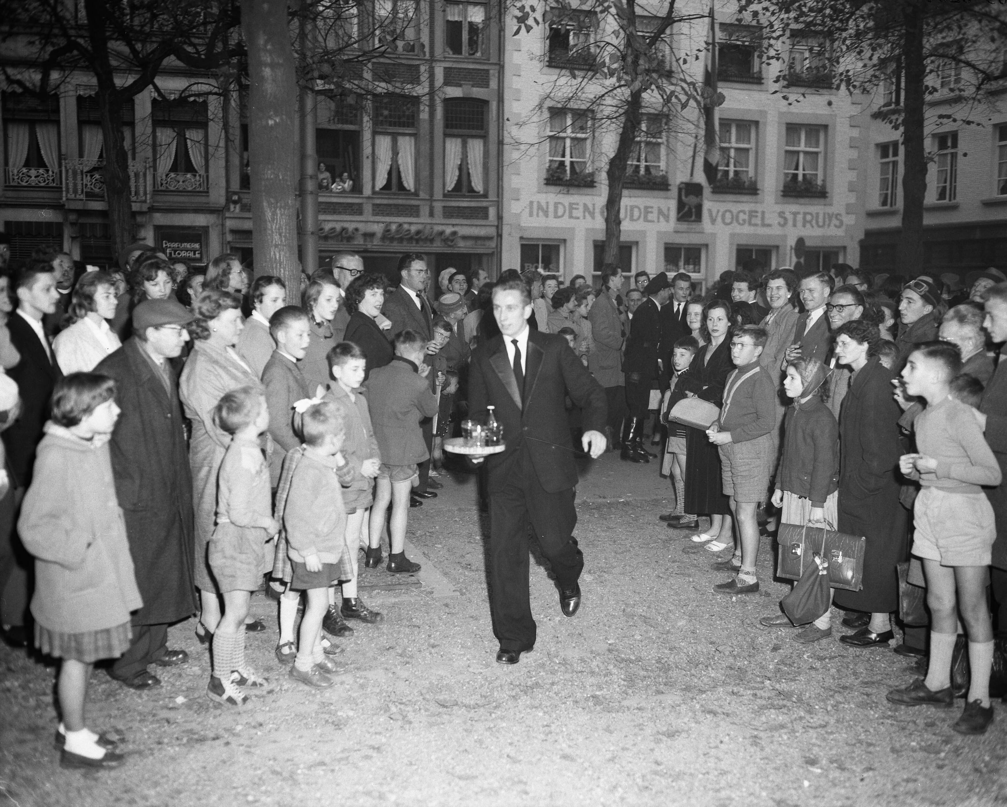 Fotocollectie Anefo — Internationale kelnersrace in Maastricht — Foto: Behrens, Herbert F. / Anefo. Licentie: Set B: Rechtenvrij / Publiek Domein. Bron: Nationaal Archief. http://hdl.handle.net/10648/a96c001e-d0b4-102d-bcf8-003048976d84