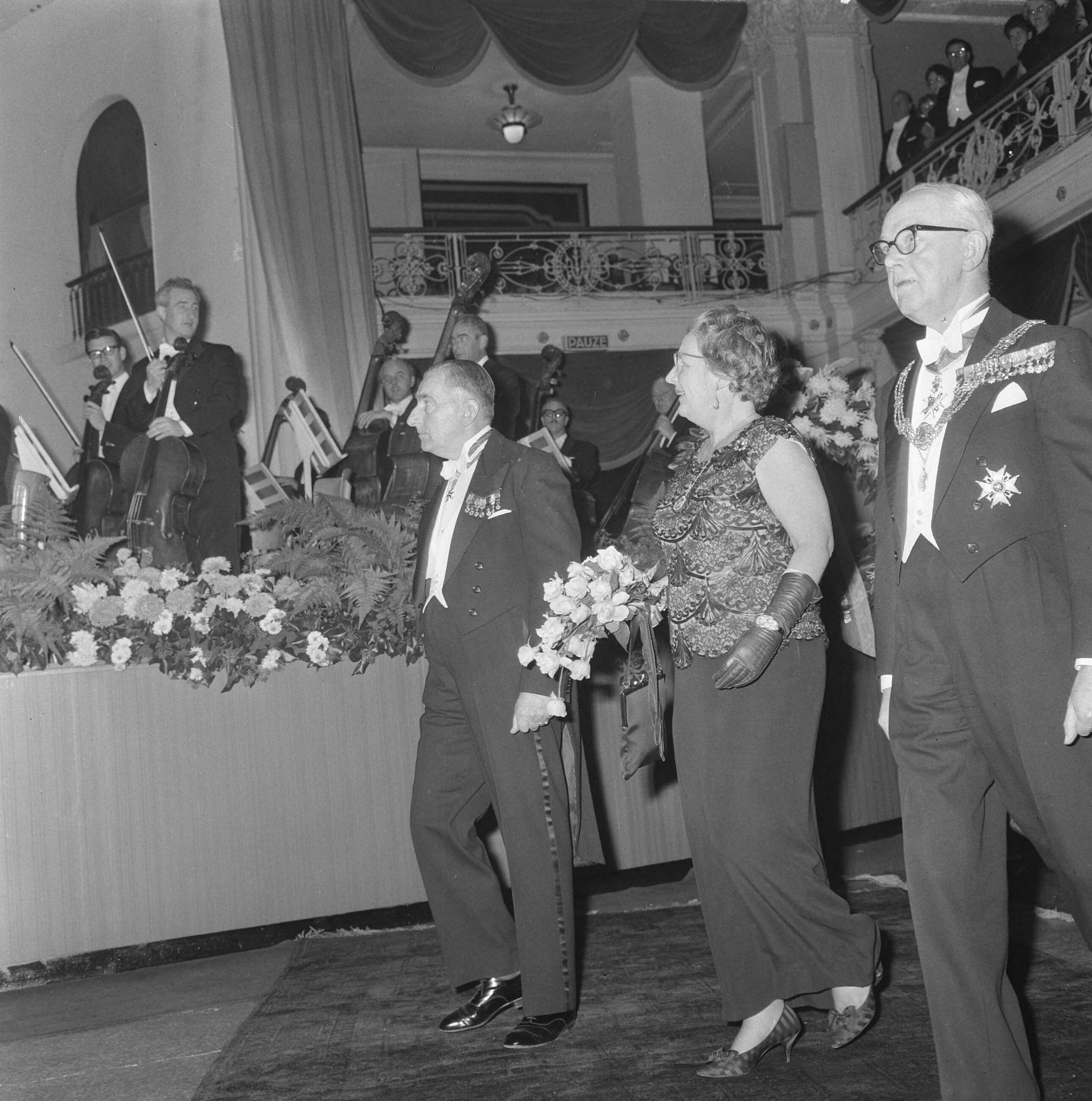 Fotocollectie Anefo — Koningin Juliana is aanwezig bij het galaconcert t.g.v. het 60-jarig bestaan van het Residentie Orkest in het Kurhaus. vllnr. Mr. D.J. van Gilse, koningin Juliana en burgemeester Kolfschoten — Foto: Pot, Harry / Anefo. Licentie: Set B: Rechtenvrij / Publiek Domein. Bron: Nationaal Archief. http://hdl.handle.net/10648/aa83b0aa-d0b4-102d-bcf8-003048976d84
