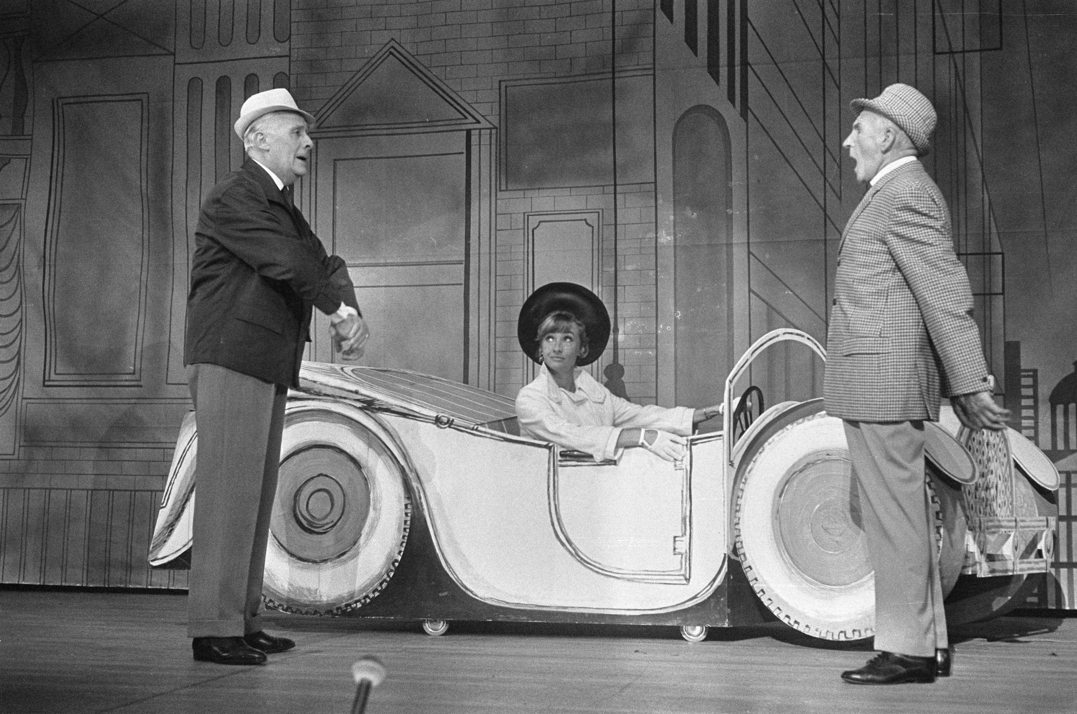 Fotocollectie Anefo — Premiere Snip en Snap Revue te Hilversum. Willy Walden , Piet Muyzelaar autoscene — Foto: Koch, Eric / Anefo. Licentie: Set B: Rechtenvrij / Publiek Domein. Bron: Nationaal Archief. http://hdl.handle.net/10648/ab1fa8b6-d0b4-102d-bcf8-003048976d84
