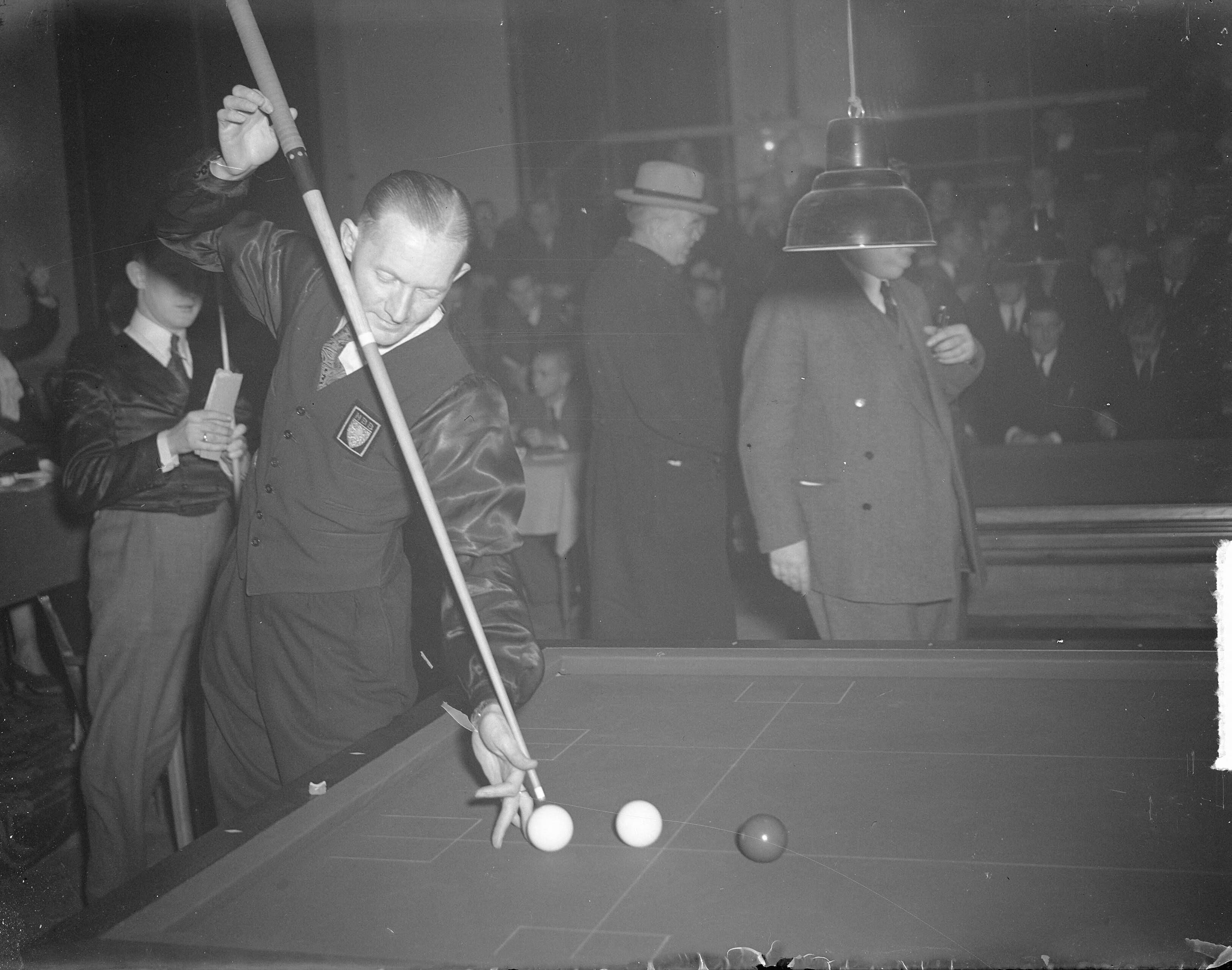 Fotocollectie Anefo — Biljartkampioenschappen 47/2. Van der Pol aan stoot. Scheveningen — Foto: Averink, […] / Anefo. Licentie: Set B: Rechtenvrij / Publiek Domein. Bron: Nationaal Archief. http://hdl.handle.net/10648/a8c1405c-d0b4-102d-bcf8-003048976d84