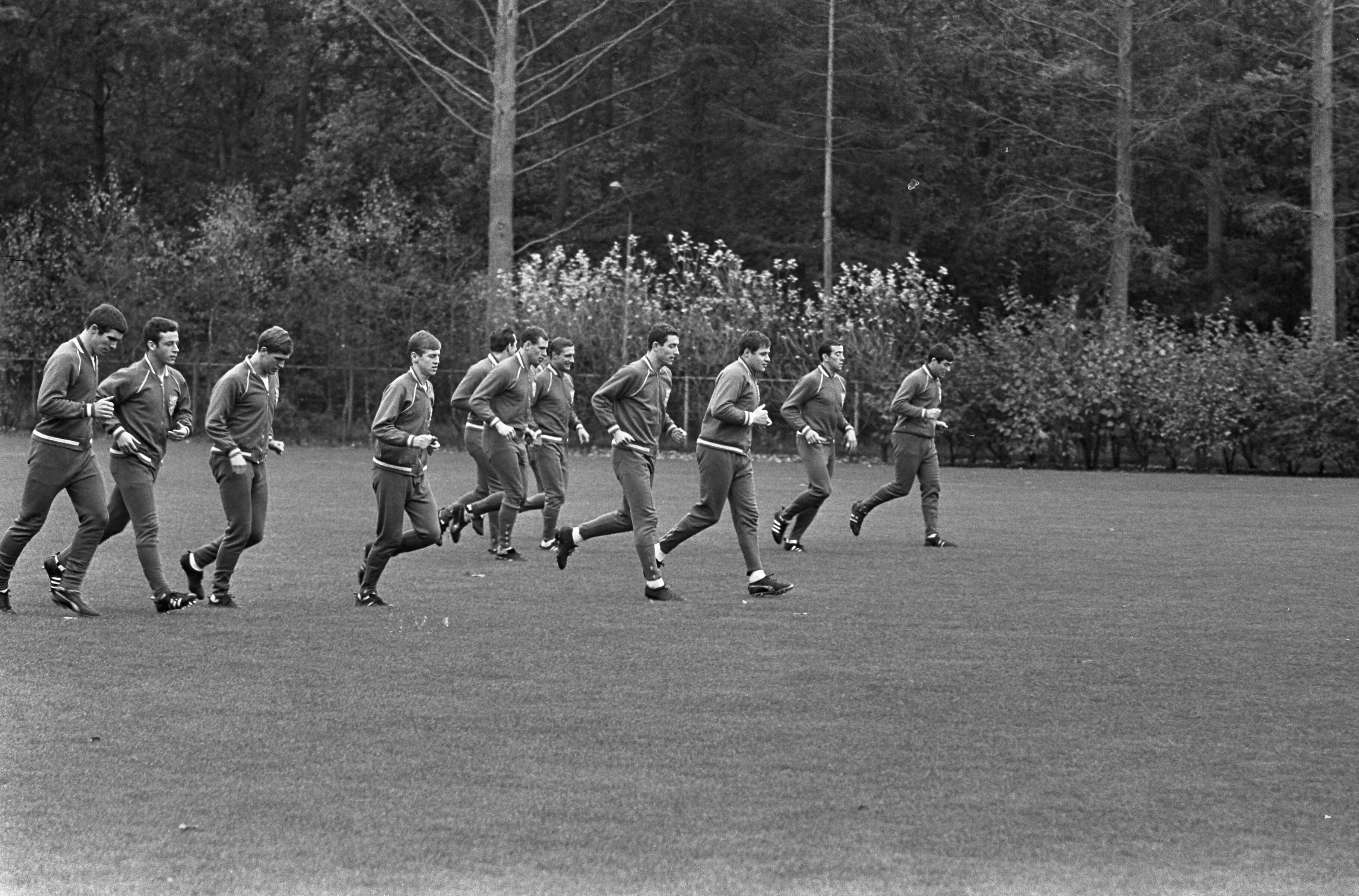 Training van het Nederlands voetbalelftal en het jeugdelftal op het KNVB Sportcentrum te Zeist — Nederlandselftal en het jeugdelftal trainen gezamelijk — Foto: Fotograaf Onbekend / Anefo. Licentie: Set B: Rechtenvrij / Publiek Domein. Bron: Nationaal Archief. http://hdl.handle.net/10648/ab02c21e-d0b4-102d-bcf8-003048976d84