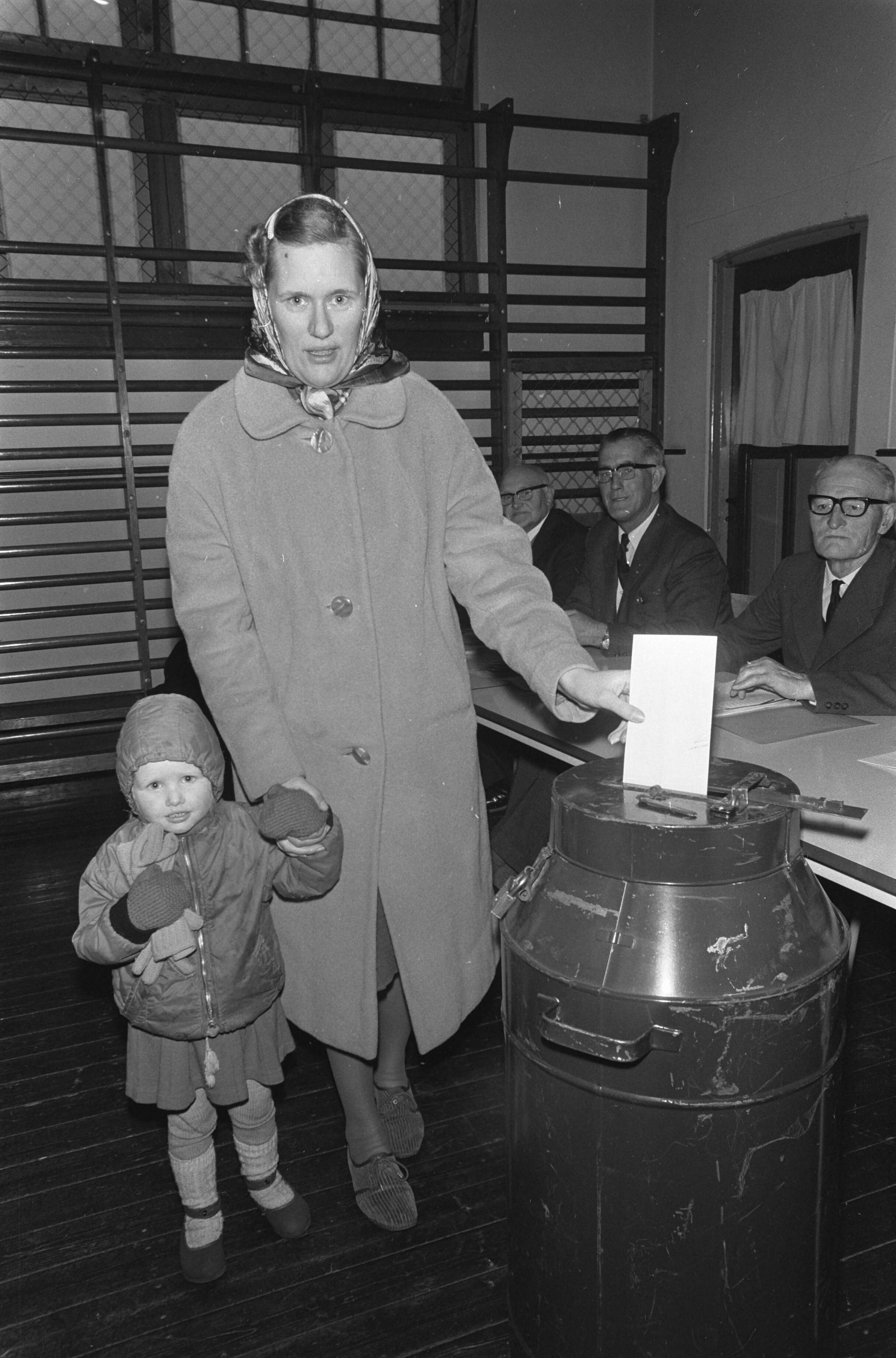 Fotocollectie Anefo — Gemeenteraadsverkiezingen Stadskanaal-Veendam — Foto: Kroon, Ron / Anefo. Licentie: Set B: Rechtenvrij / Publiek Domein. Bron: Nationaal Archief. http://hdl.handle.net/10648/ab5564ec-d0b4-102d-bcf8-003048976d84