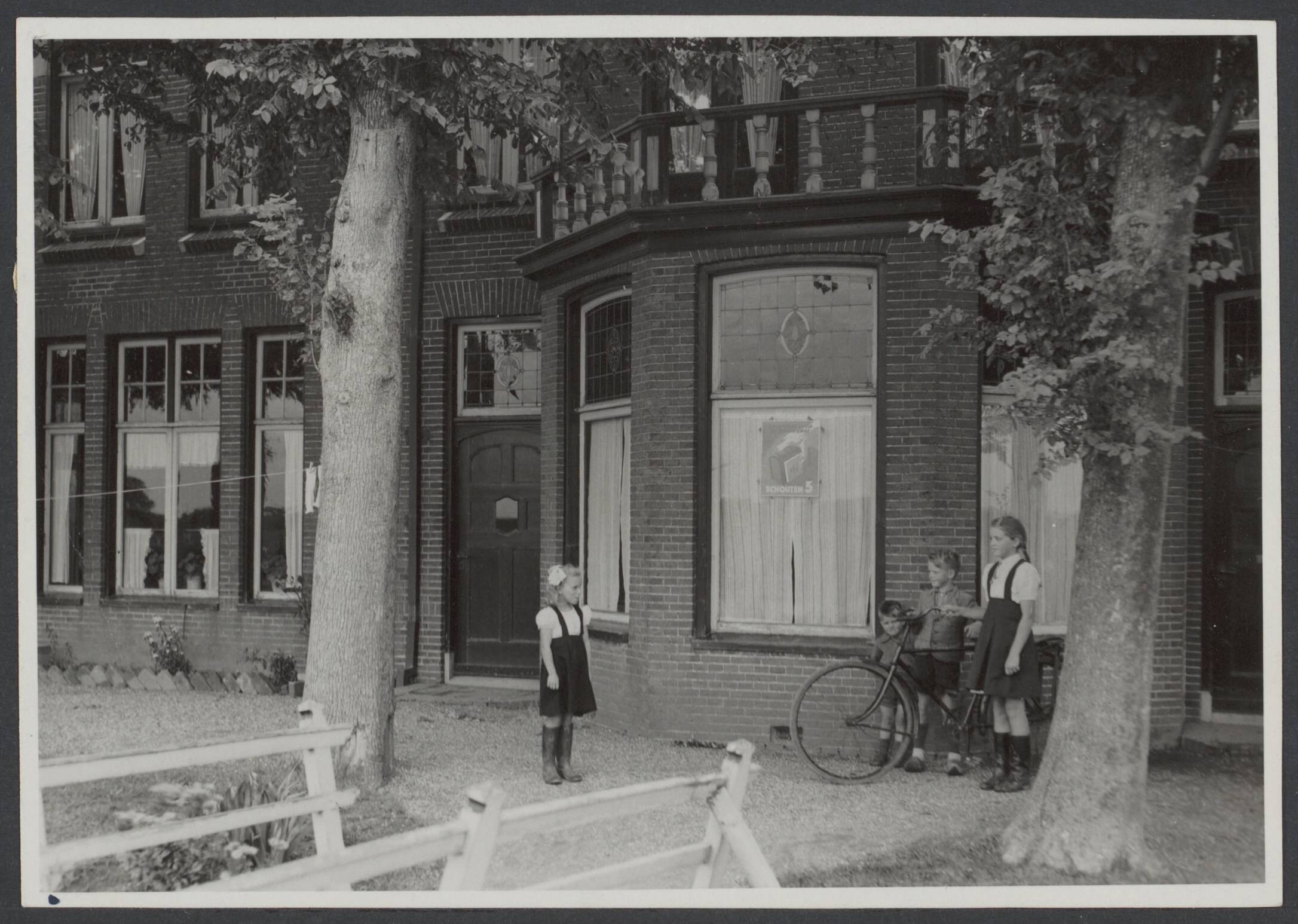 Illegaliteit — Bij fusillade ontkomen gevangene De Jong. Leeuwarden. Het huis van De Jong — Foto: Hoef, W.P.W. van de / Spaarnestad (1). Licentie: Set B: Rechtenvrij / Publiek Domein. Bron: Nationaal Archief. http://hdl.handle.net/10648/adad7ec1-2f54-8480-d831-8fe6cac3817a