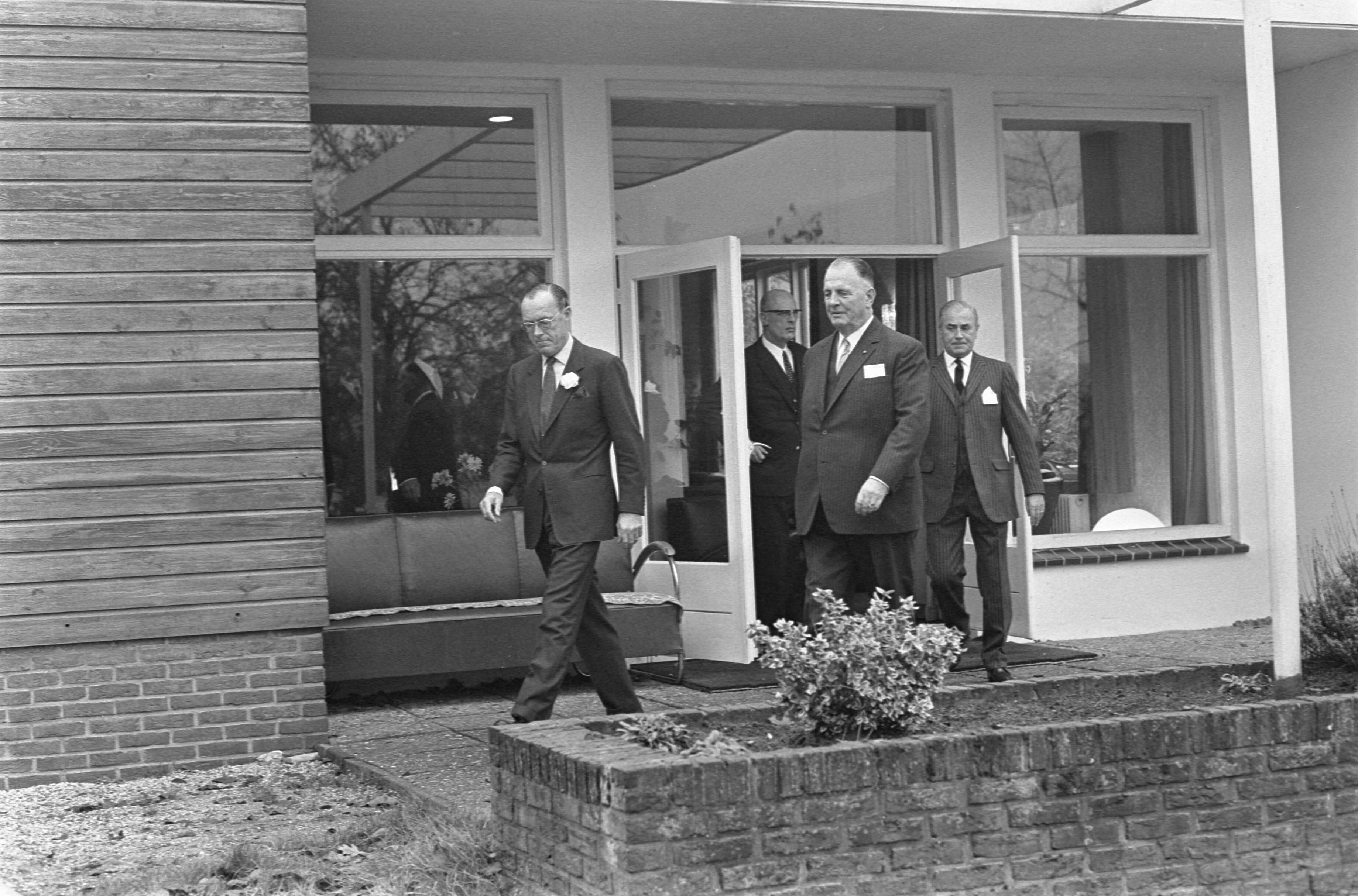 Fotocollectie Anefo — Prins Bernhard opende "Neclenburgh" drive-in voor Exportvoorlichting te Soest — Foto: Kroon, Ron / Anefo. Licentie: Set B: Rechtenvrij / Publiek Domein. Bron: Nationaal Archief. http://hdl.handle.net/10648/ab557bda-d0b4-102d-bcf8-003048976d84