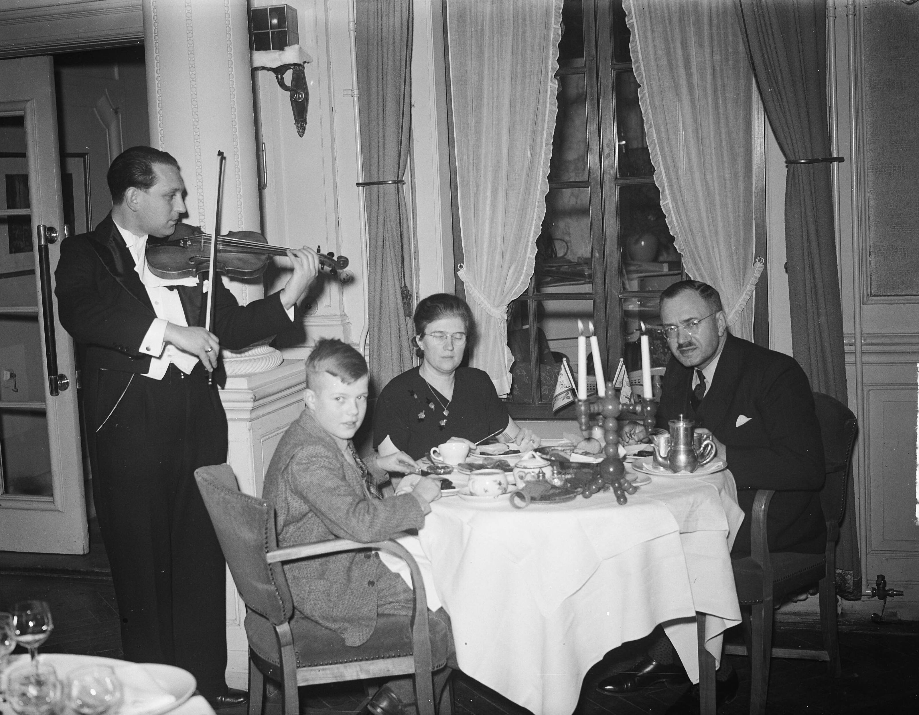Fotocollectie Anefo — Diner directie Pays Bas te Utrecht — Foto: Averink, […] / Anefo. Licentie: Set B: Rechtenvrij / Publiek Domein. Bron: Nationaal Archief. http://hdl.handle.net/10648/a8c1bbfe-d0b4-102d-bcf8-003048976d84