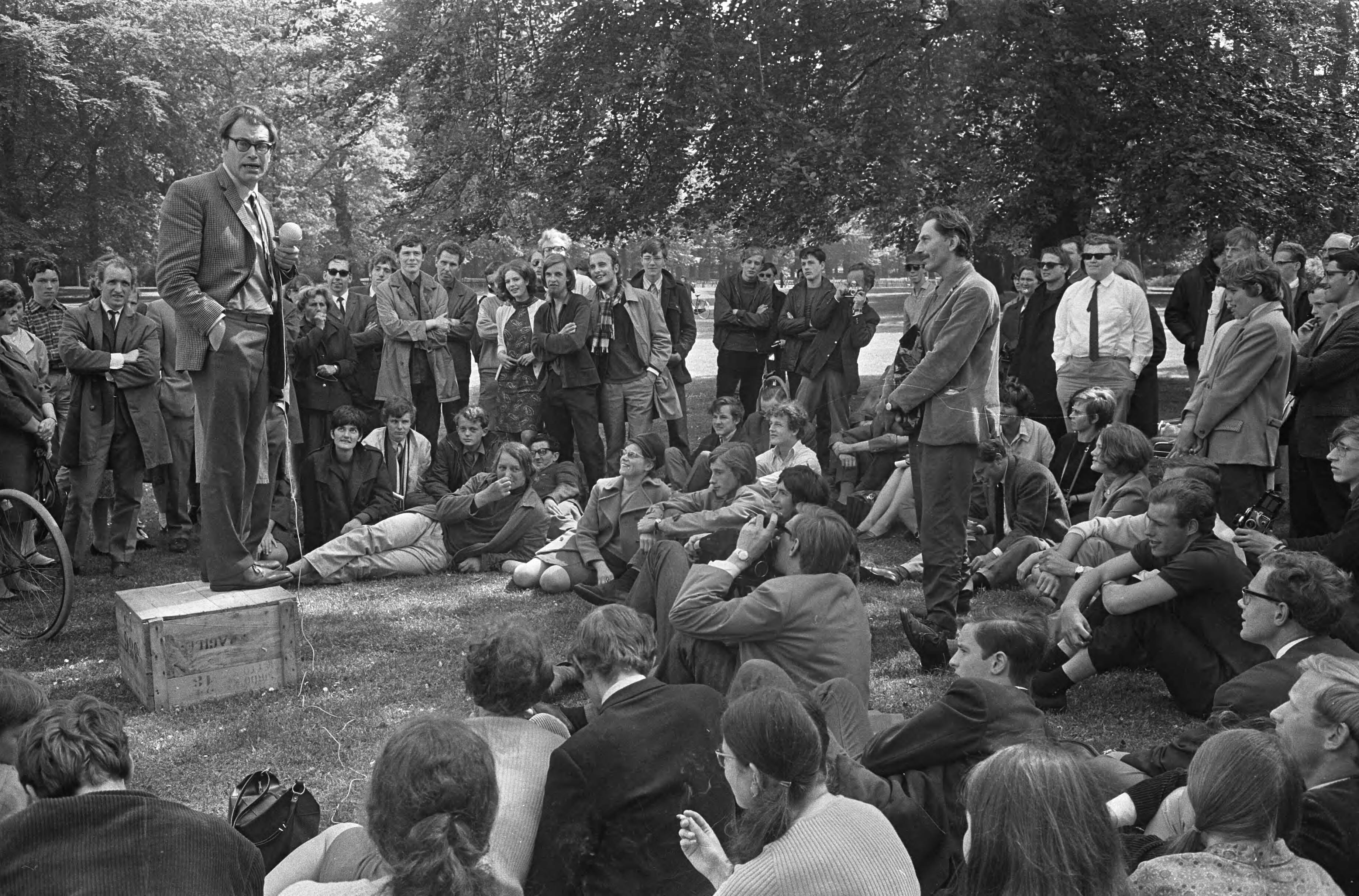 Fotocollectie Anefo — Sprekerscorner in Haarlem op het Vlooienveld, Godfried Bomans als eerste spreker — Foto: Koch, Eric / Anefo. Licentie: Set B: Rechtenvrij / Publiek Domein. Bron: Nationaal Archief. http://hdl.handle.net/10648/ab19f74a-d0b4-102d-bcf8-003048976d84