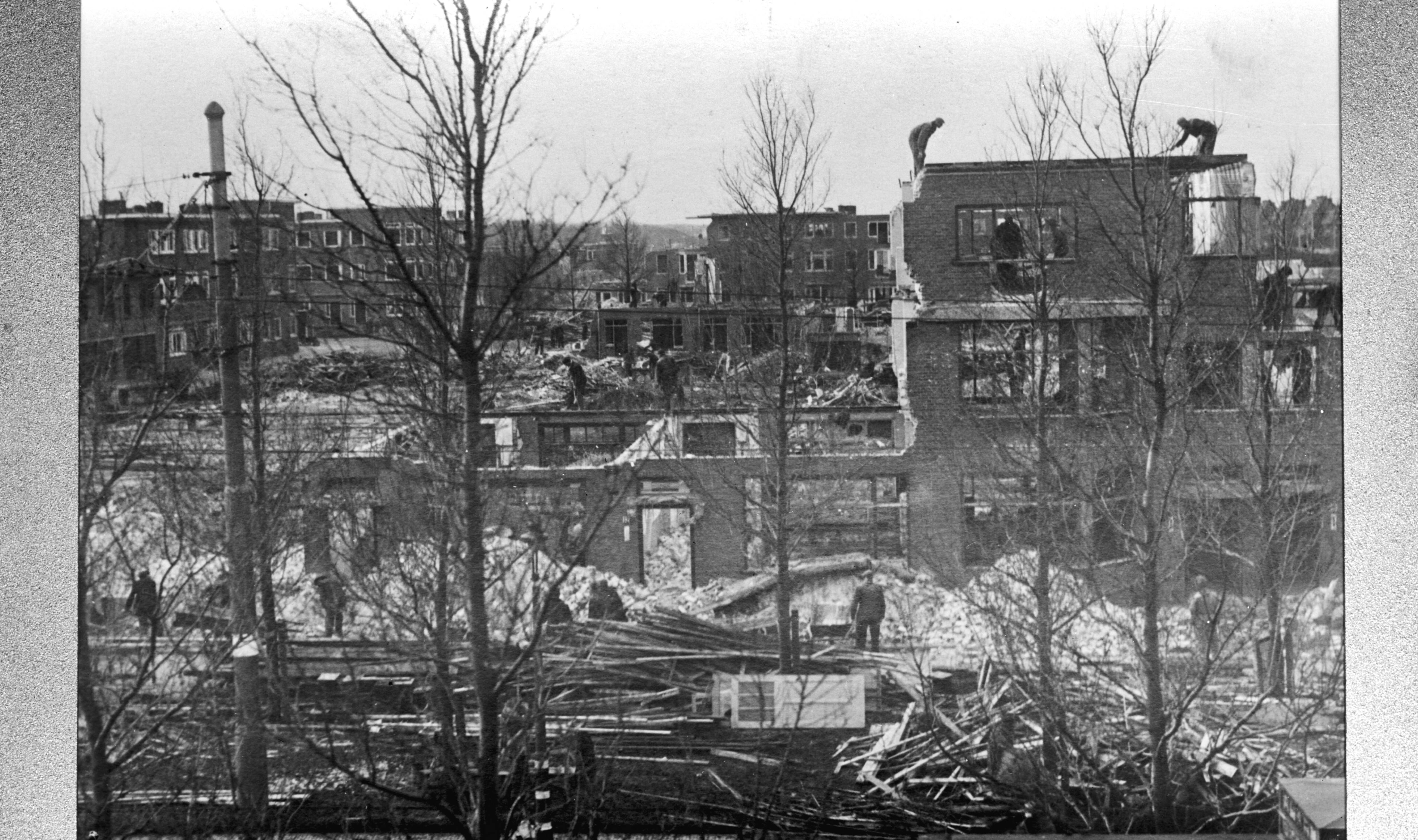 Fotocollectie Anefo — Den Haag. Afbraak voor bouw Atlantikwall. Teunis Bloemlaan — Foto: Fotopersbureau Van den Heuvel. Licentie: Set B: Rechtenvrij / Publiek Domein. Bron: Nationaal Archief. http://hdl.handle.net/10648/ad7d5b4e-d0b4-102d-bcf8-003048976d84