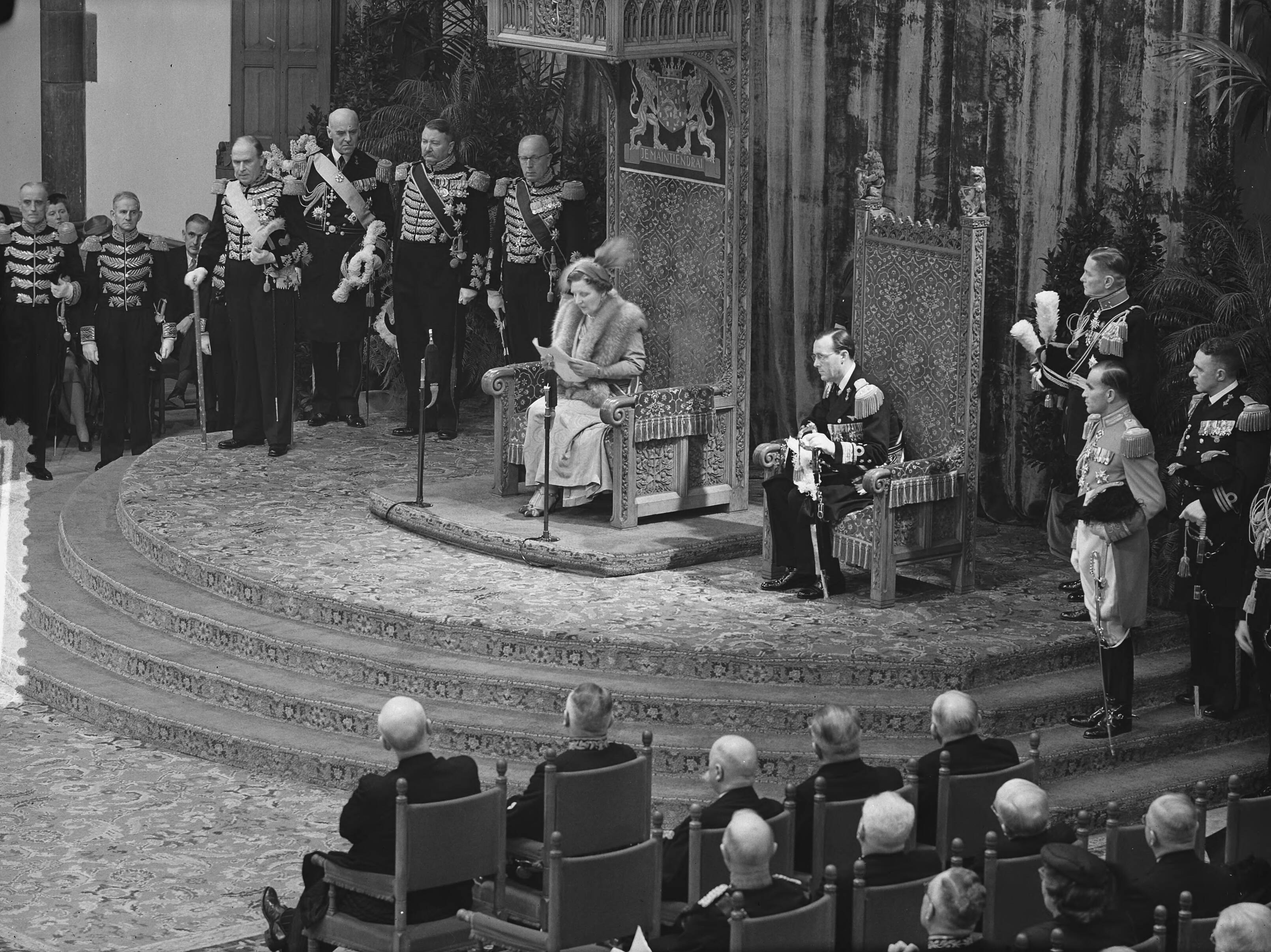 Koningin Juliana ondertekent in een plechtige bijeenkomst in de Ridderzaal in Den Haag de Acte van Bevestiging van het Statuut voor het Koninkrijk — Ondertekening van de Acte van Bevestiging van het Statuut van het Koninkrijk in de Ridderzaal te Den Haag. Toespraak van koningin Juliana — Foto: Bilsen, Joop van / Anefo. Licentie: Set B: Rechtenvrij / Publiek Domein. Bron: Nationaal Archief. http://hdl.handle.net/10648/a92e2b86-d0b4-102d-bcf8-003048976d84