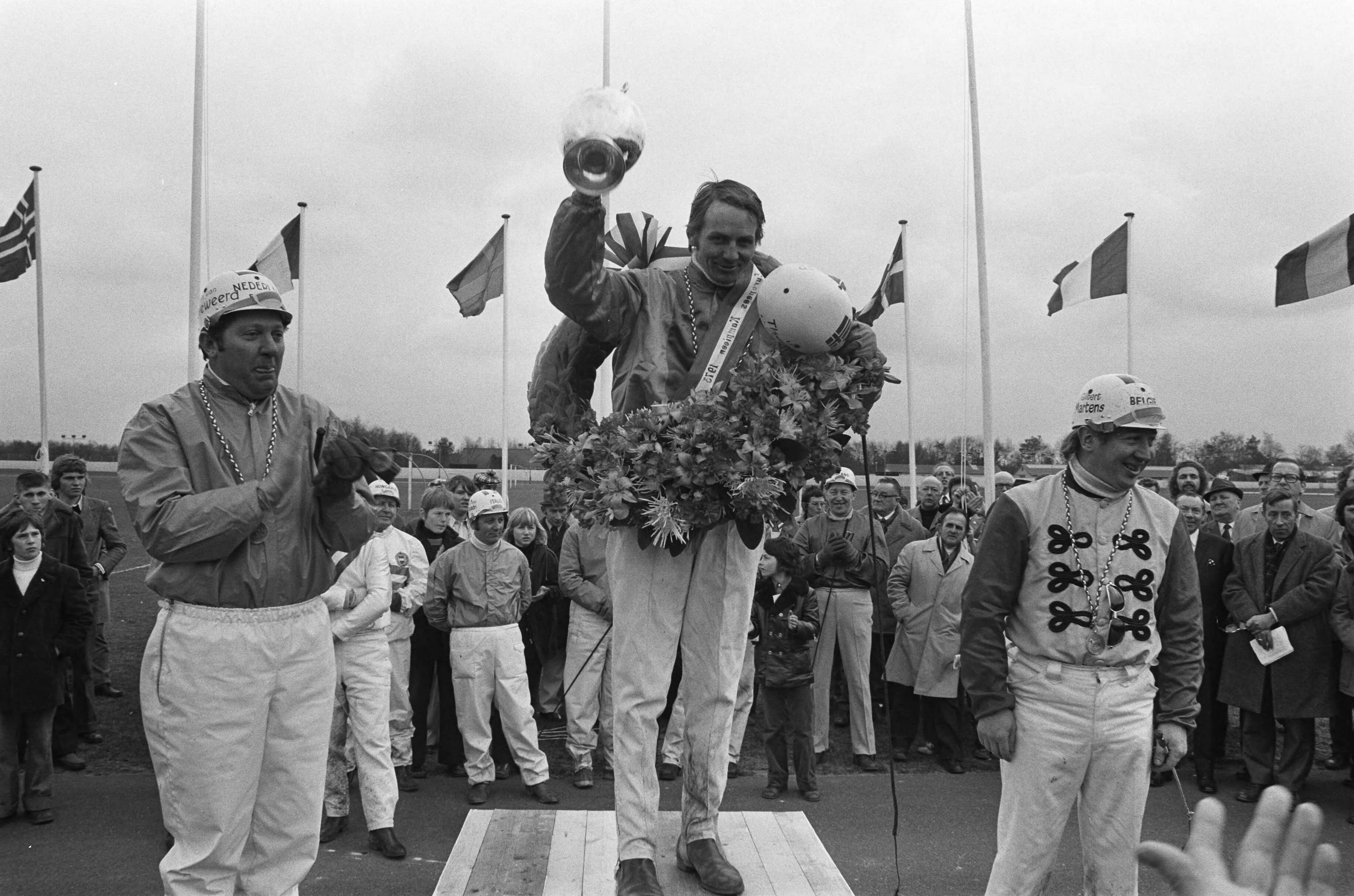 Fotocollectie Anefo — Rijders kampioenschap Pikeurs in Hilversum, Thoresen, Van Dooyeweerd en Martens (Belgie) — Foto: Verhoeff, Bert / Anefo. Licentie: Set B: Rechtenvrij / Publiek Domein. Bron: Nationaal Archief. http://hdl.handle.net/10648/ac276d5c-d0b4-102d-bcf8-003048976d84