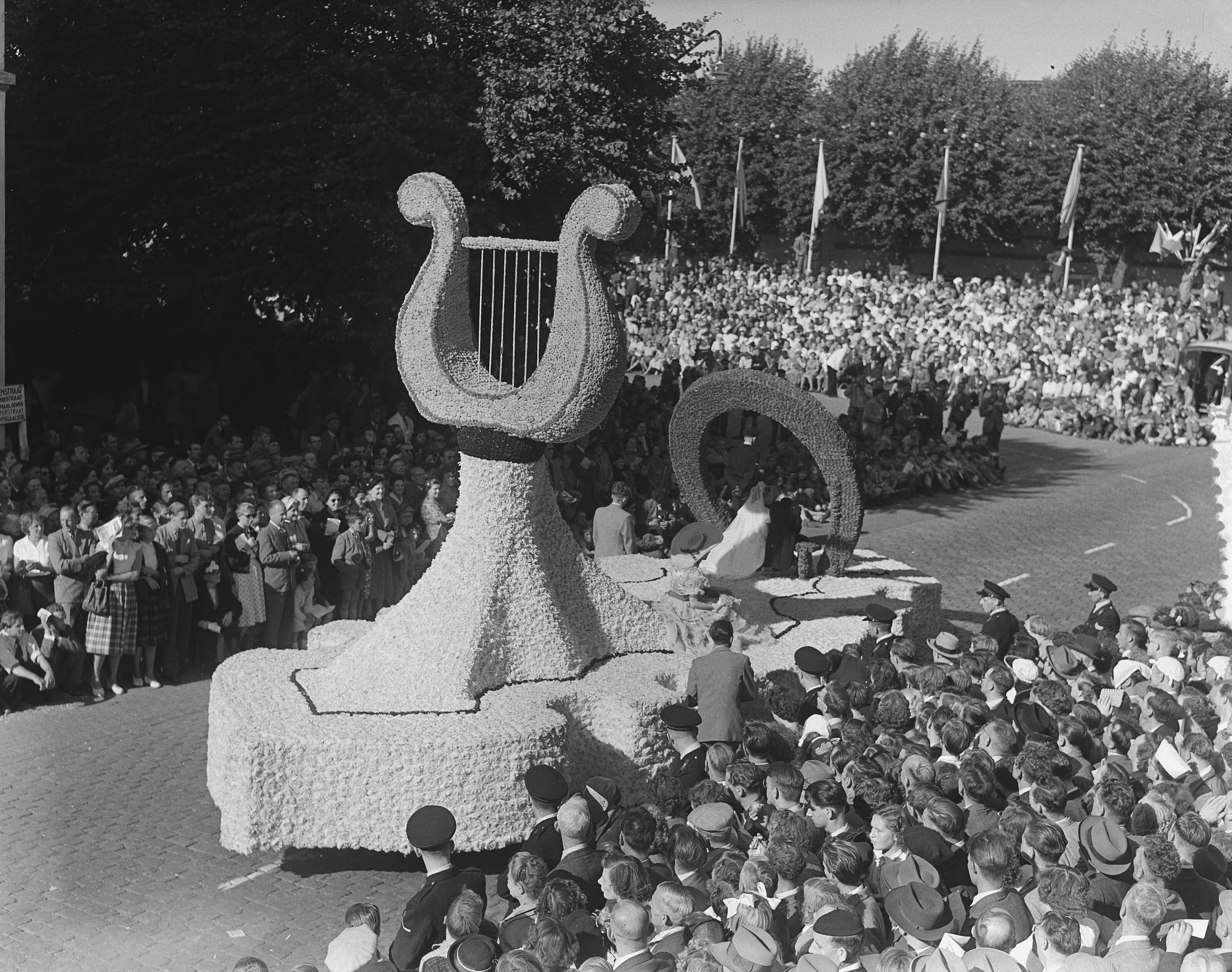 Bloemencorso Zundert. Praalwagens — Foto: Duinen, H. van / Anefo. — Licentie: Set B: Rechtenvrij / Publiek Domein. Bron: Nationaal Archief. http://hdl.handle.net/10648/a9129f06-d0b4-102d-bcf8-003048976d84
