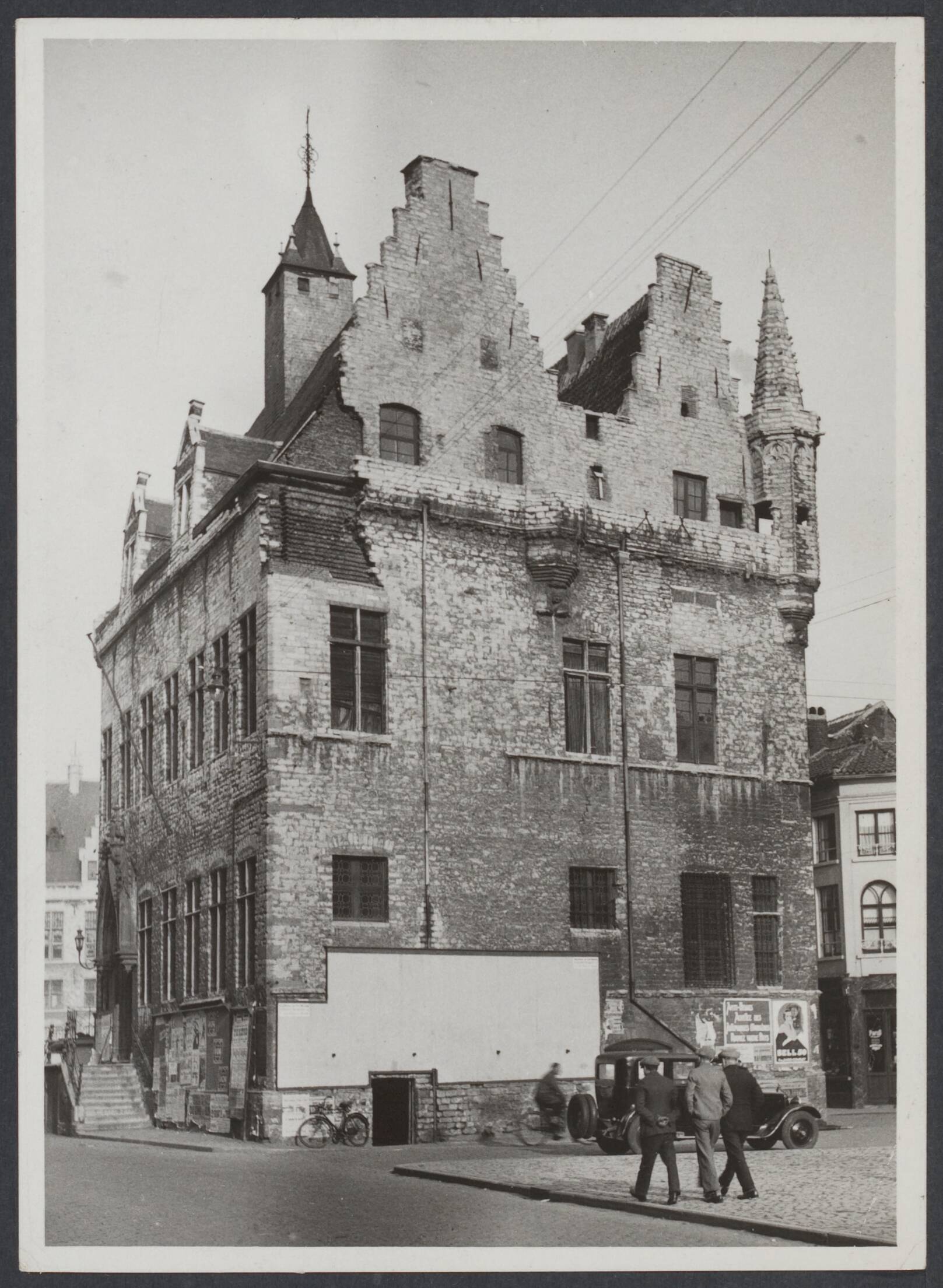 Mechelen — Mechelen. Schepenhuis: gevel aan het IJzerenleen — Foto: Onbekend / Publiek Domein of Rechtenvrij. Licentie: Set B: Rechtenvrij / Publiek Domein. Bron: Nationaal Archief. http://hdl.handle.net/10648/b734eb84-a323-5b6b-f3a3-7e4dd7b49b3e