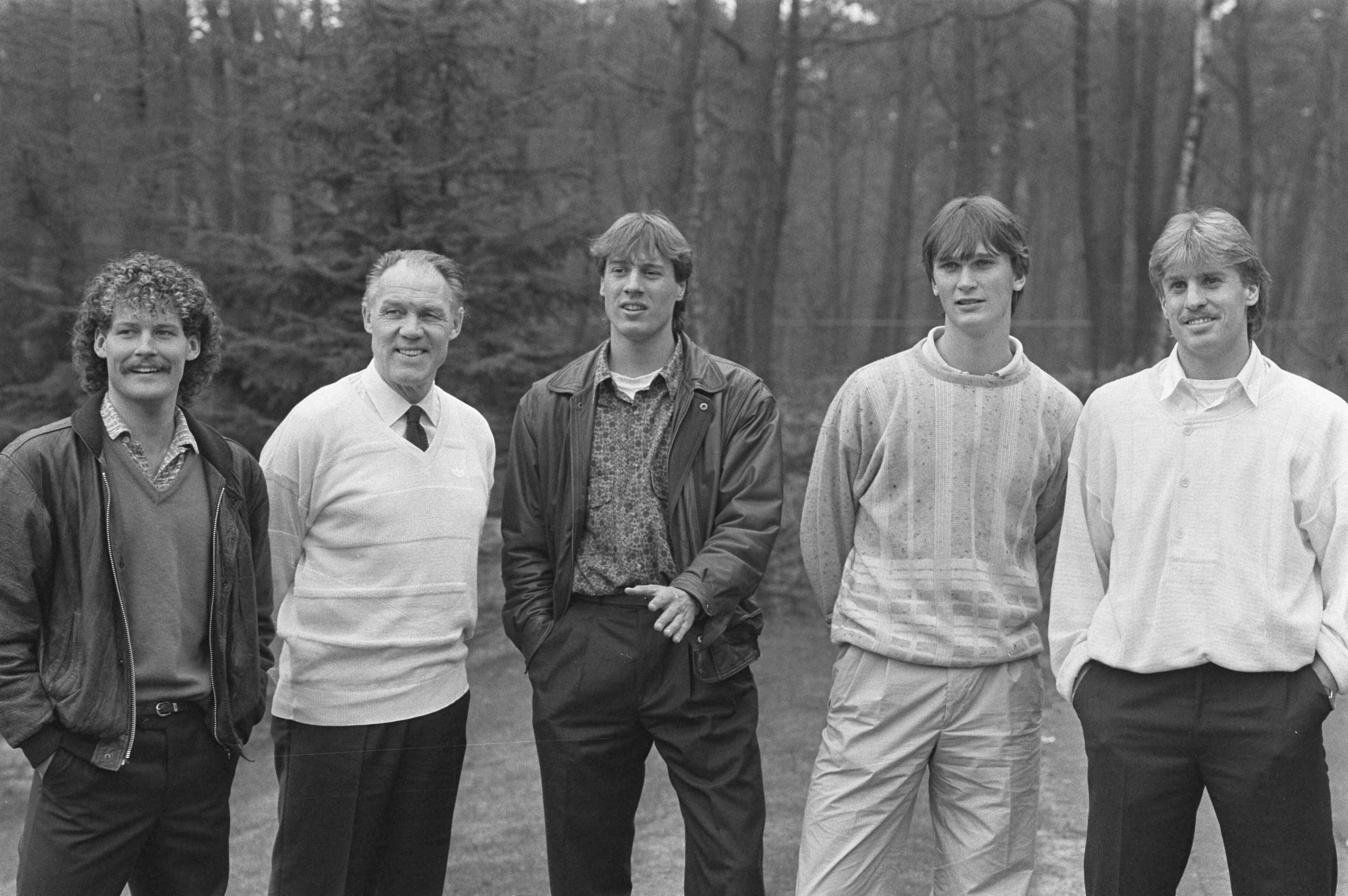 Fotocollectie Anefo — Nederlands Elftal bijeen in Zeist; vlnr: Blind, Rinus Michels , van t Schip , Bosman, Suvrijn — Foto: Croes, Rob C. / Anefo. Licentie: Set B: Rechtenvrij / Publiek Domein. Bron: Nationaal Archief. http://hdl.handle.net/10648/ad52a084-d0b4-102d-bcf8-003048976d84