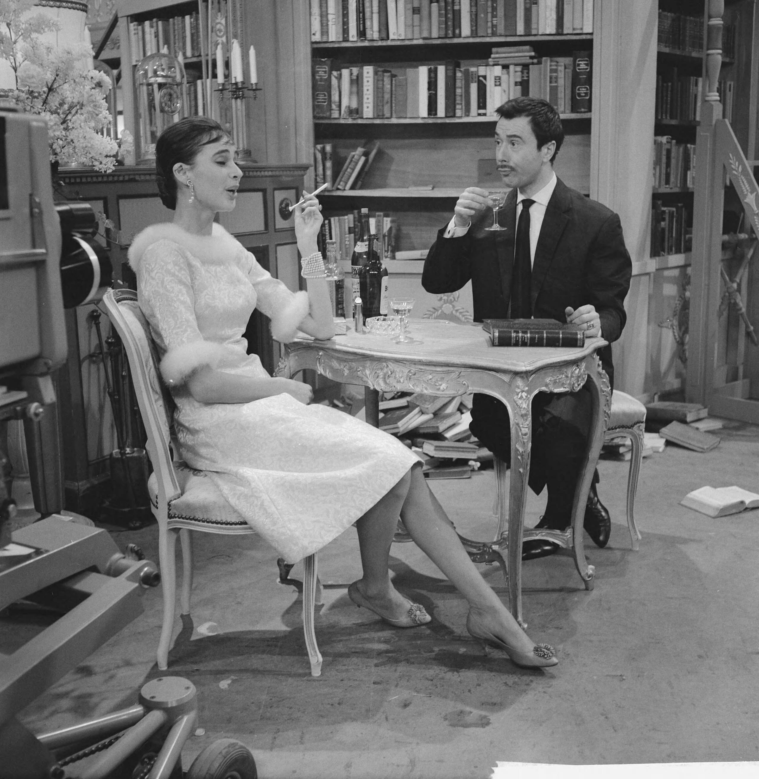 Fotocollectie Anefo — Televisieoperette "Mijn zusje en ik". Sigrid Koetse en Paul Cammermans — Foto: Gelderen, Hugo van / Anefo. Licentie: Set B: Rechtenvrij / Publiek Domein. Bron: Nationaal Archief. http://hdl.handle.net/10648/a9f2b820-d0b4-102d-bcf8-003048976d84