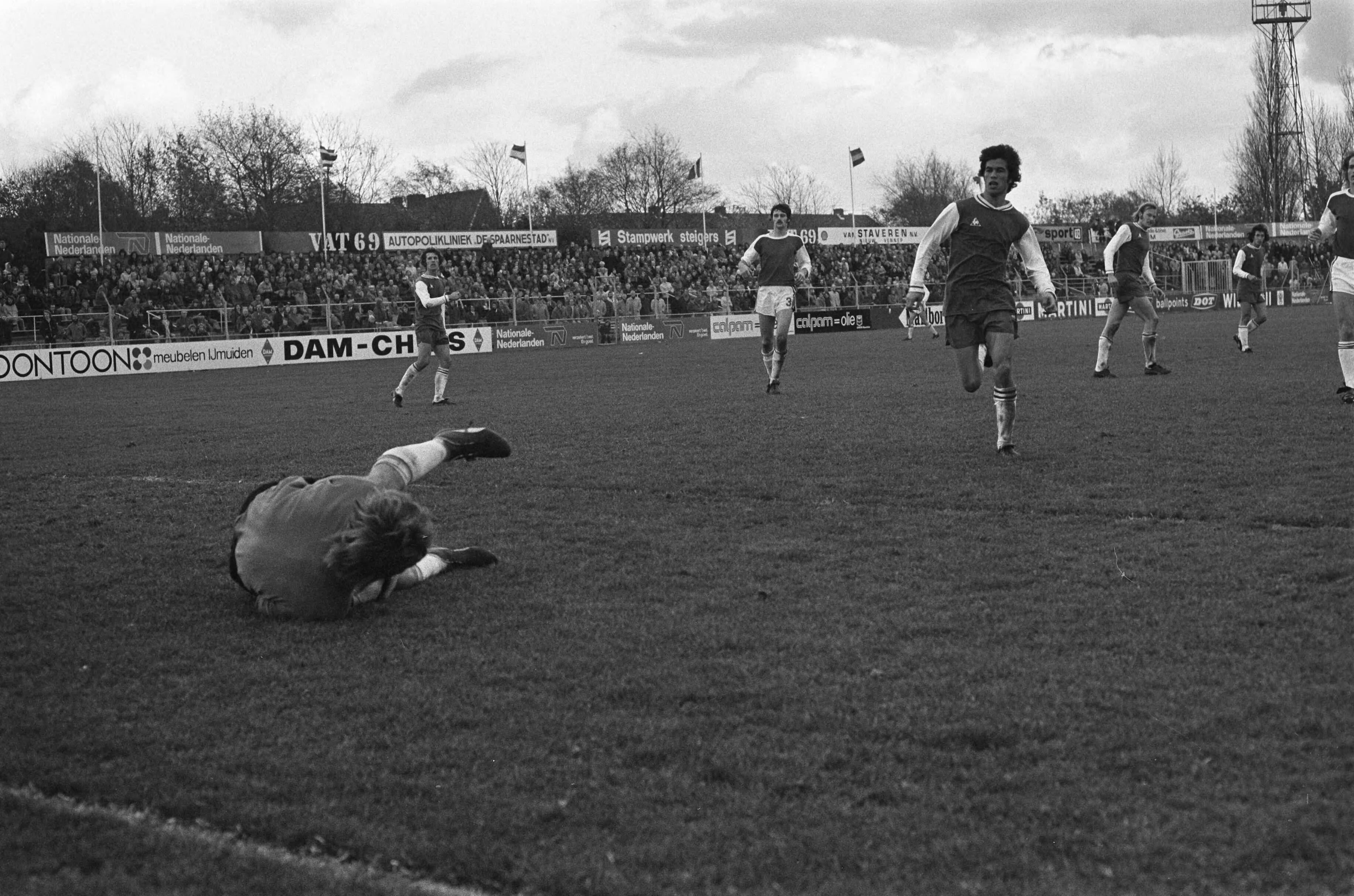 Haarlem tegen AZ: 1-2; KNVB beker — Spelmoment — Foto: Fotograaf Onbekend / Anefo. Licentie: Set B: Rechtenvrij / Publiek Domein. Bron: Nationaal Archief. http://hdl.handle.net/10648/ac3c1a36-d0b4-102d-bcf8-003048976d84