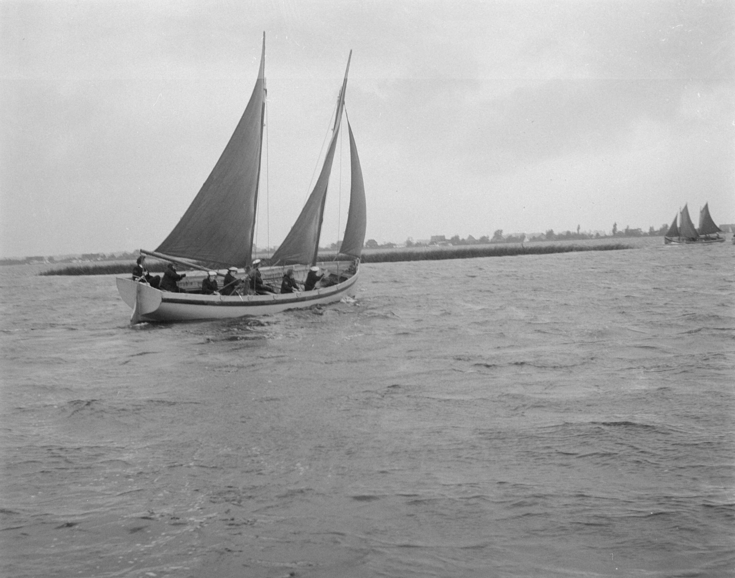 Fotocollectie Anefo — Zeilwedstrijd te Loosdrecht — Foto: Oorschot, […] van / Anefo. Licentie: Set B: Rechtenvrij / Publiek Domein. Bron: Nationaal Archief. http://hdl.handle.net/10648/a8de91c0-d0b4-102d-bcf8-003048976d84