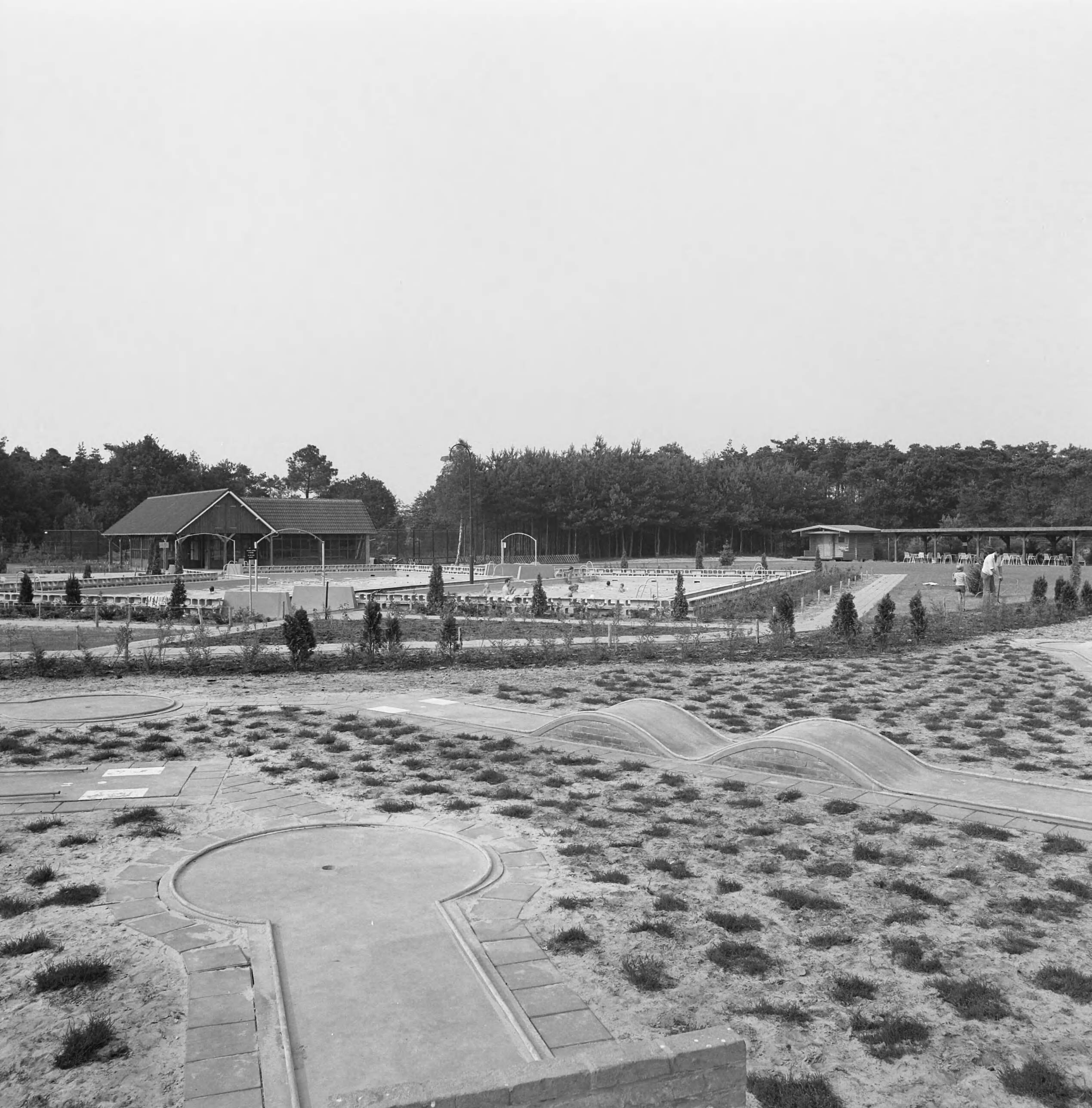 Fotocollectie Nederlandse Heidemaatschappij — Schaluinen. Minigolfbaan — Foto: Fotograaf Onbekend / Heidemij. Licentie: Set B: Rechtenvrij / Publiek Domein. Bron: Nationaal Archief. http://hdl.handle.net/10648/ae83bc54-d0b4-102d-bcf8-003048976d84