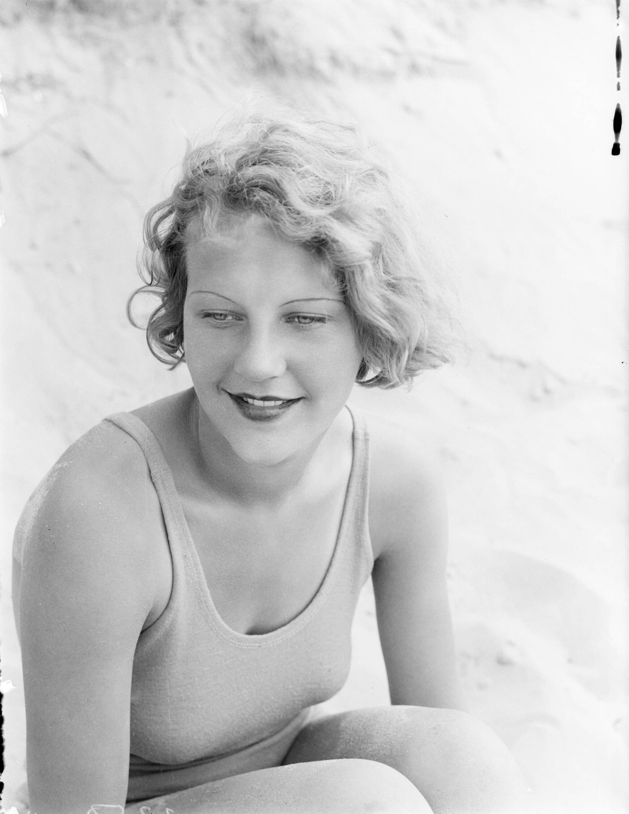 Reportage fotomodel — Model Eva Waldschmidt aan het strand van Zandvoort — Foto: Poll, Willem van de. Licentie: Set B: Rechtenvrij / Publiek Domein. Bron: Nationaal Archief. http://hdl.handle.net/10648/aea7f452-d0b4-102d-bcf8-003048976d84