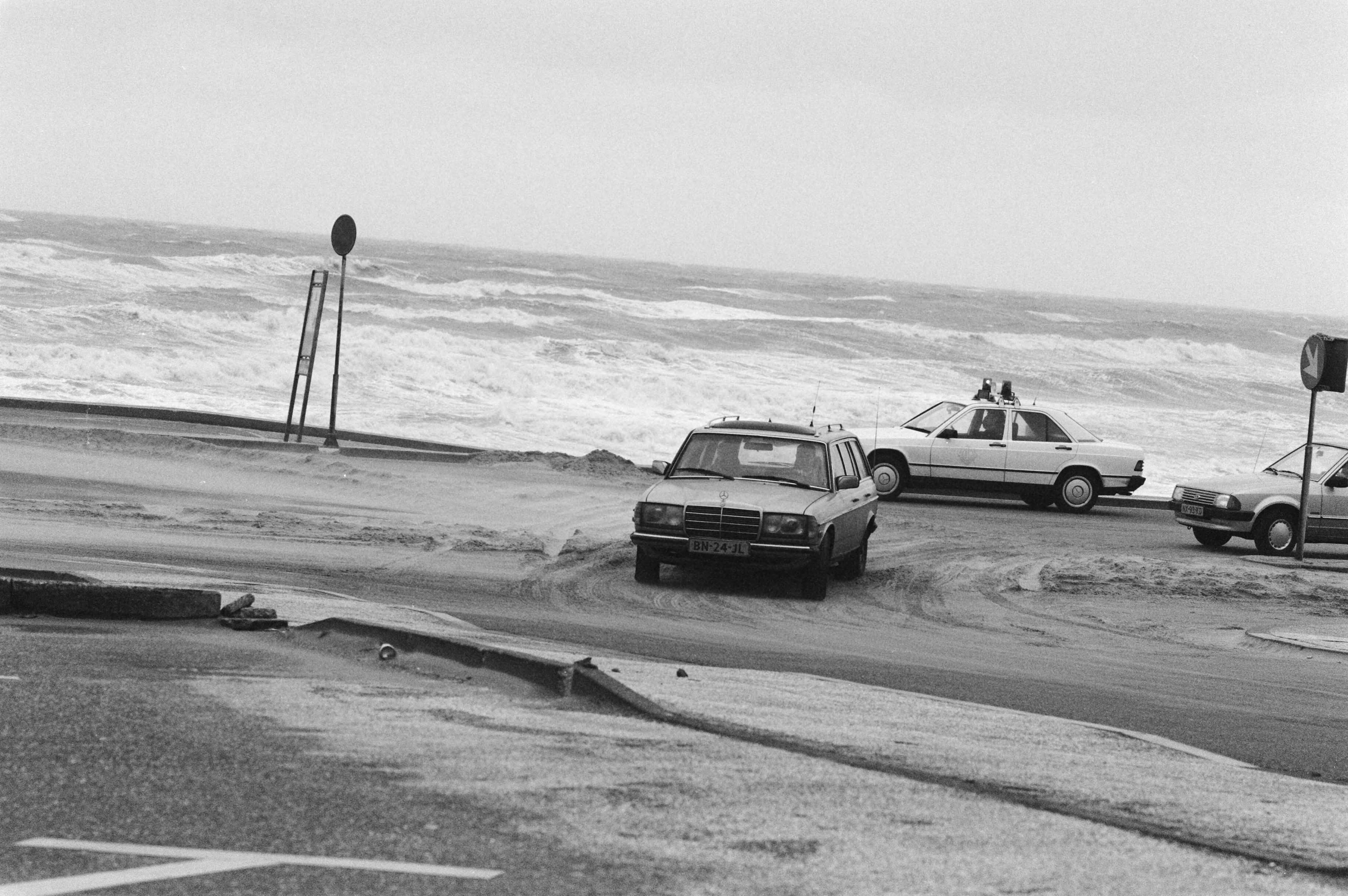 Fotocollectie Anefo — Storm, boulevard Scheveningen onder het zand — Foto: Bogaerts, Rob / Anefo. Licentie: Set B: Rechtenvrij / Publiek Domein. Bron: Nationaal Archief. http://hdl.handle.net/10648/ad686a2c-d0b4-102d-bcf8-003048976d84