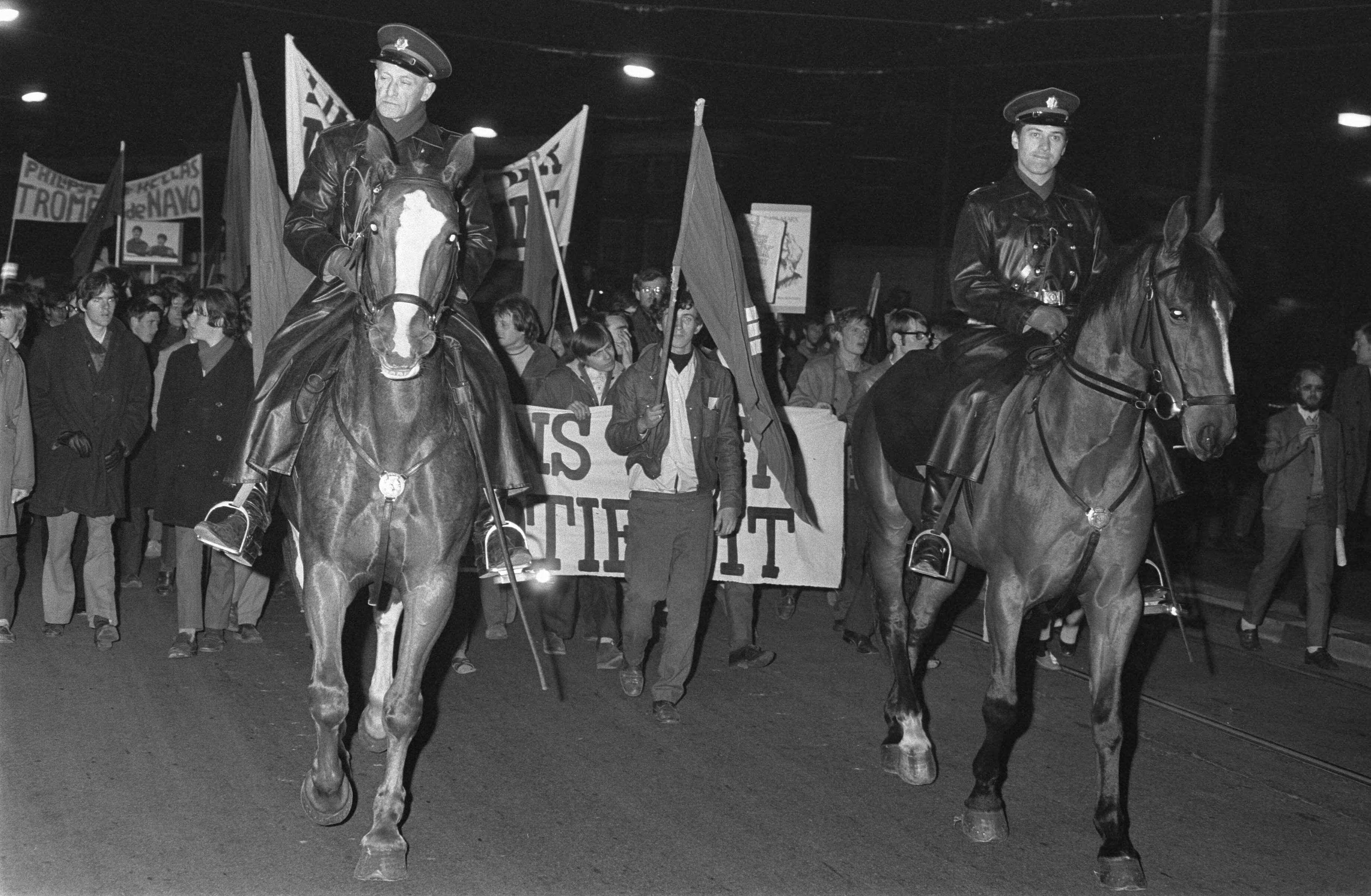 Fotocollectie Anefo — Demonstratie van plusminus 500 jongeren tegen bewind in Griekenland te Den Haag met politie te paard — Foto: Verhoeff, Bert / Anefo. Licentie: Set B: Rechtenvrij / Publiek Domein. Bron: Nationaal Archief. http://hdl.handle.net/10648/ab661a08-d0b4-102d-bcf8-003048976d84