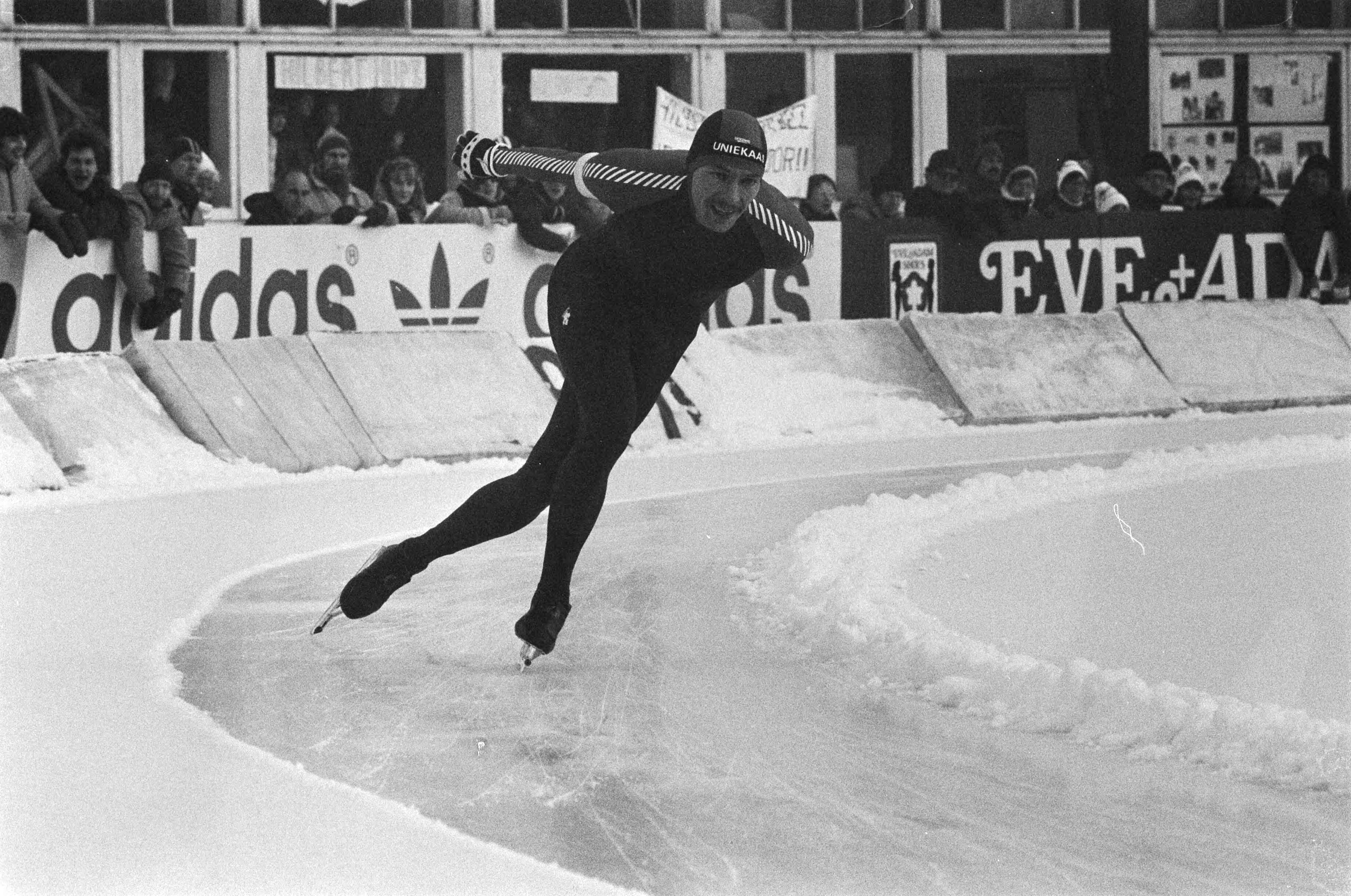 Fotocollectie Anefo — Schaatsinterland Nederland tegen Noorwegen in Groningen. Hilbert van der Duim in actie — Foto: Dijk, Hans van / Anefo. Licentie: Set B: Rechtenvrij / Publiek Domein. Bron: Nationaal Archief. http://hdl.handle.net/10648/ad0bdf00-d0b4-102d-bcf8-003048976d84