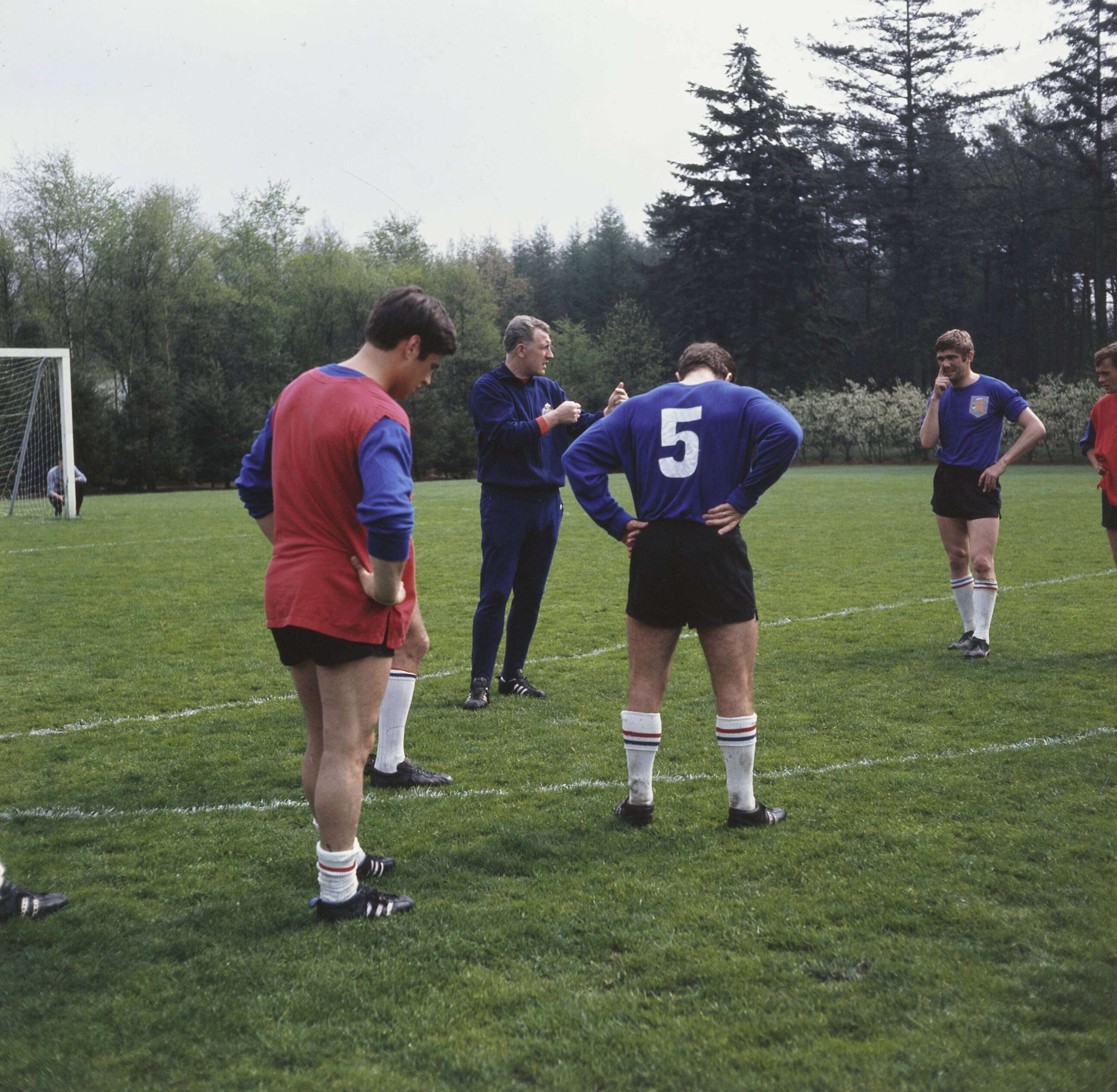 Fotocollectie Anefo — Training Nederlands Elftal te Zeist; training — Foto: Kroon, Ron / Anefo. Licentie: Set B: Rechtenvrij / Publiek Domein. Bron: Nationaal Archief. http://hdl.handle.net/10648/ad8f1dc0-d0b4-102d-bcf8-003048976d84