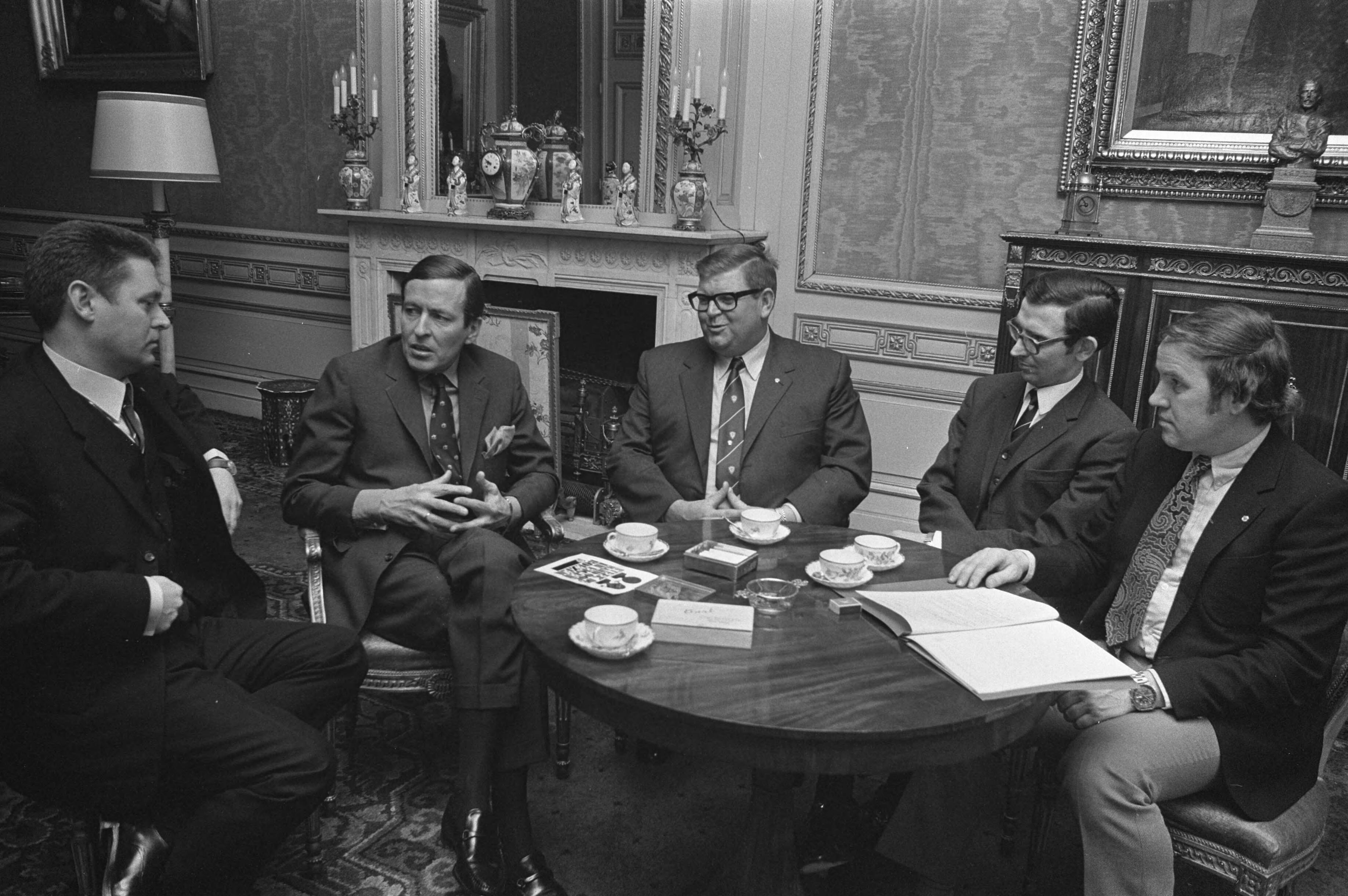 Fotocollectie Anefo — Prins Claus spreekt met leden International Royce Pepin in Den Haag — Foto: Mieremet, Rob / Anefo. Licentie: Set B: Rechtenvrij / Publiek Domein. Bron: Nationaal Archief. http://hdl.handle.net/10648/abdee6ea-d0b4-102d-bcf8-003048976d84