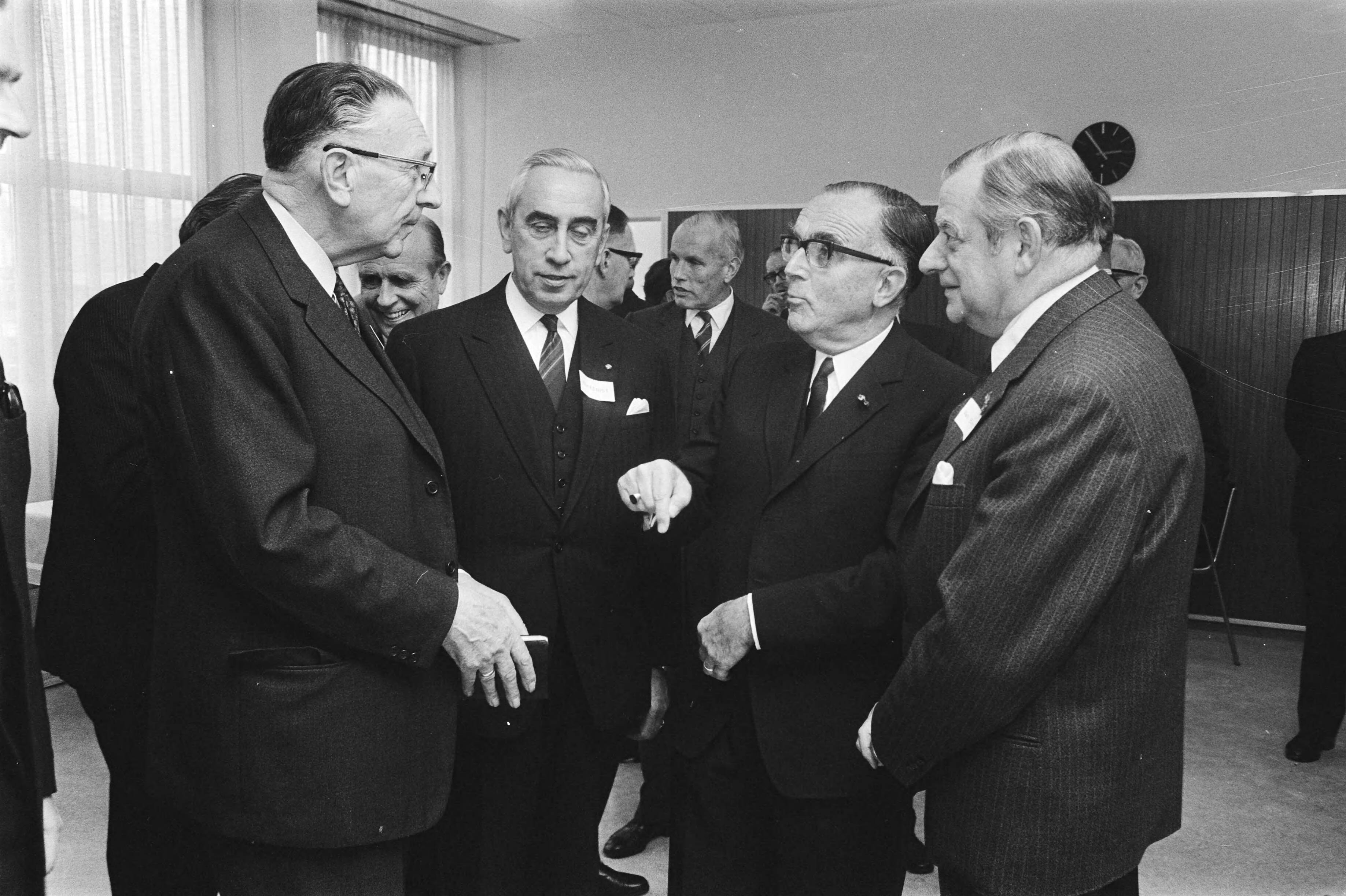 Fotocollectie Anefo — Algemene Verg. Verbond Ned. Ondernemingen in Den Haag Congresgebouw; . Wemmers-Bakkeni (voorz.), Bruynzeel, Van Boven — Foto: Koch, Eric / Anefo. Licentie: Set B: Rechtenvrij / Publiek Domein. Bron: Nationaal Archief. http://hdl.handle.net/10648/abaa4a0c-d0b4-102d-bcf8-003048976d84