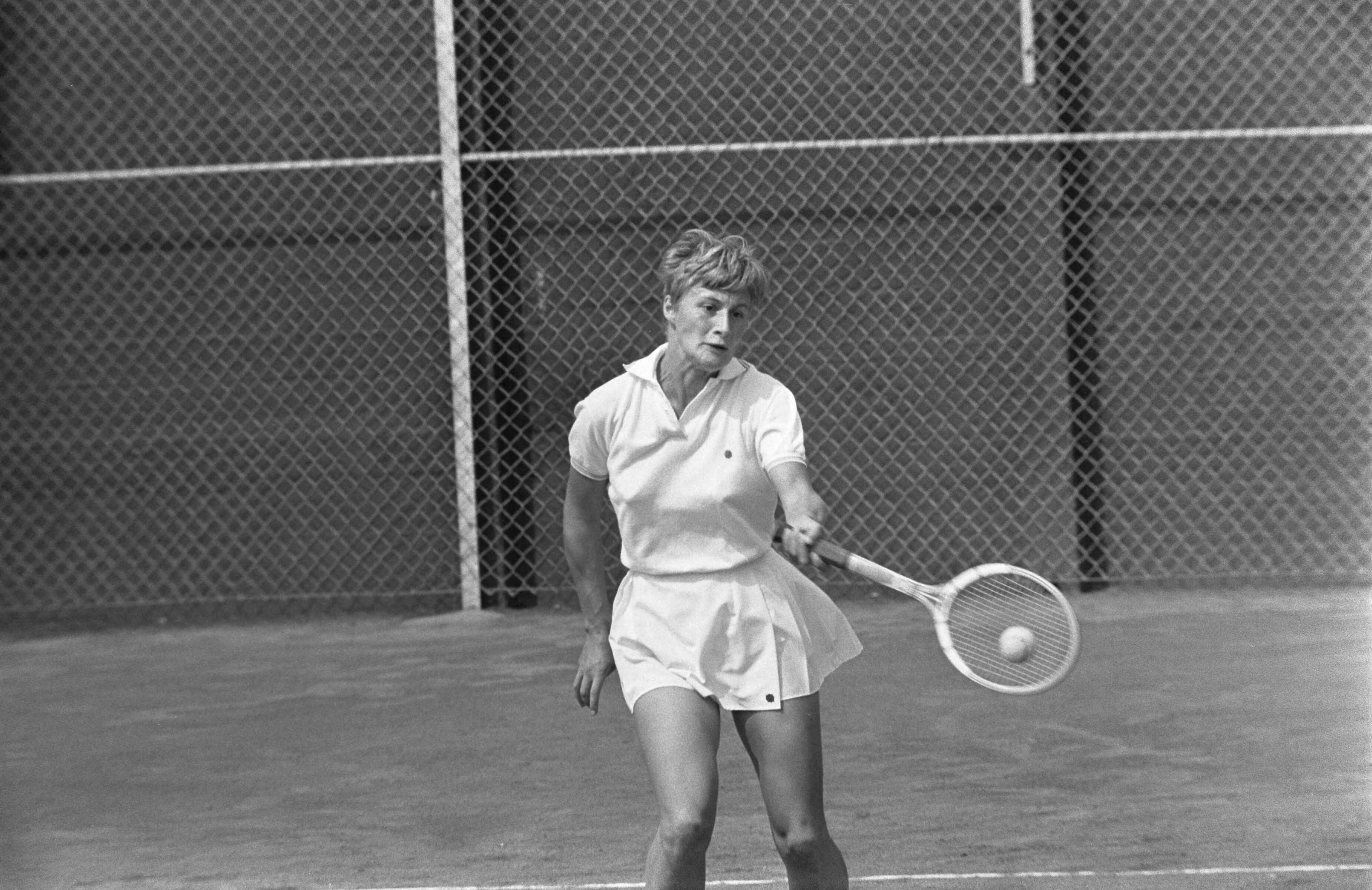 Fotocollectie Anefo — Nationale tenniskampioenschappen op Mets-banen in Scheveningen: Marijke Schaar aktie — Foto: Koch, Eric / Anefo. Licentie: Set B: Rechtenvrij / Publiek Domein. Bron: Nationaal Archief. http://hdl.handle.net/10648/ab75f8ec-d0b4-102d-bcf8-003048976d84