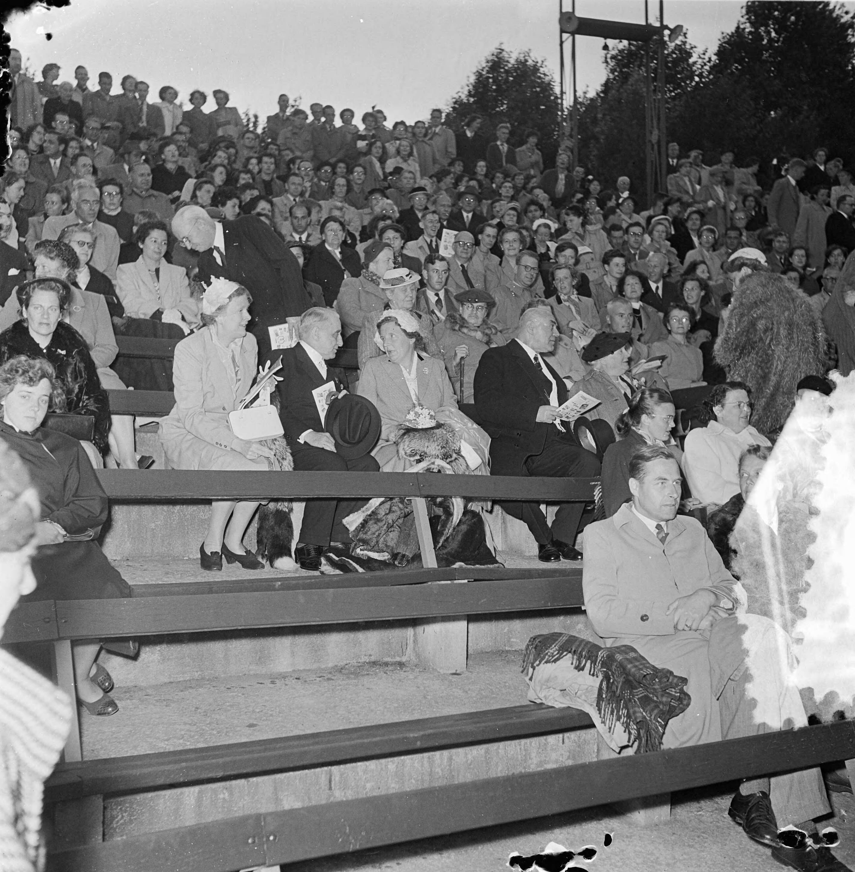 Fotocollectie Anefo — Bezoek van koningin Juliana aan het openluchttheater Bloemendaal voor een voorstelling van het Nationaal Danstheater van Griekenland — Foto: Noske, J.D. / Anefo. Licentie: Set B: Rechtenvrij / Publiek Domein. Bron: Nationaal Archief. http://hdl.handle.net/10648/a90f2394-d0b4-102d-bcf8-003048976d84