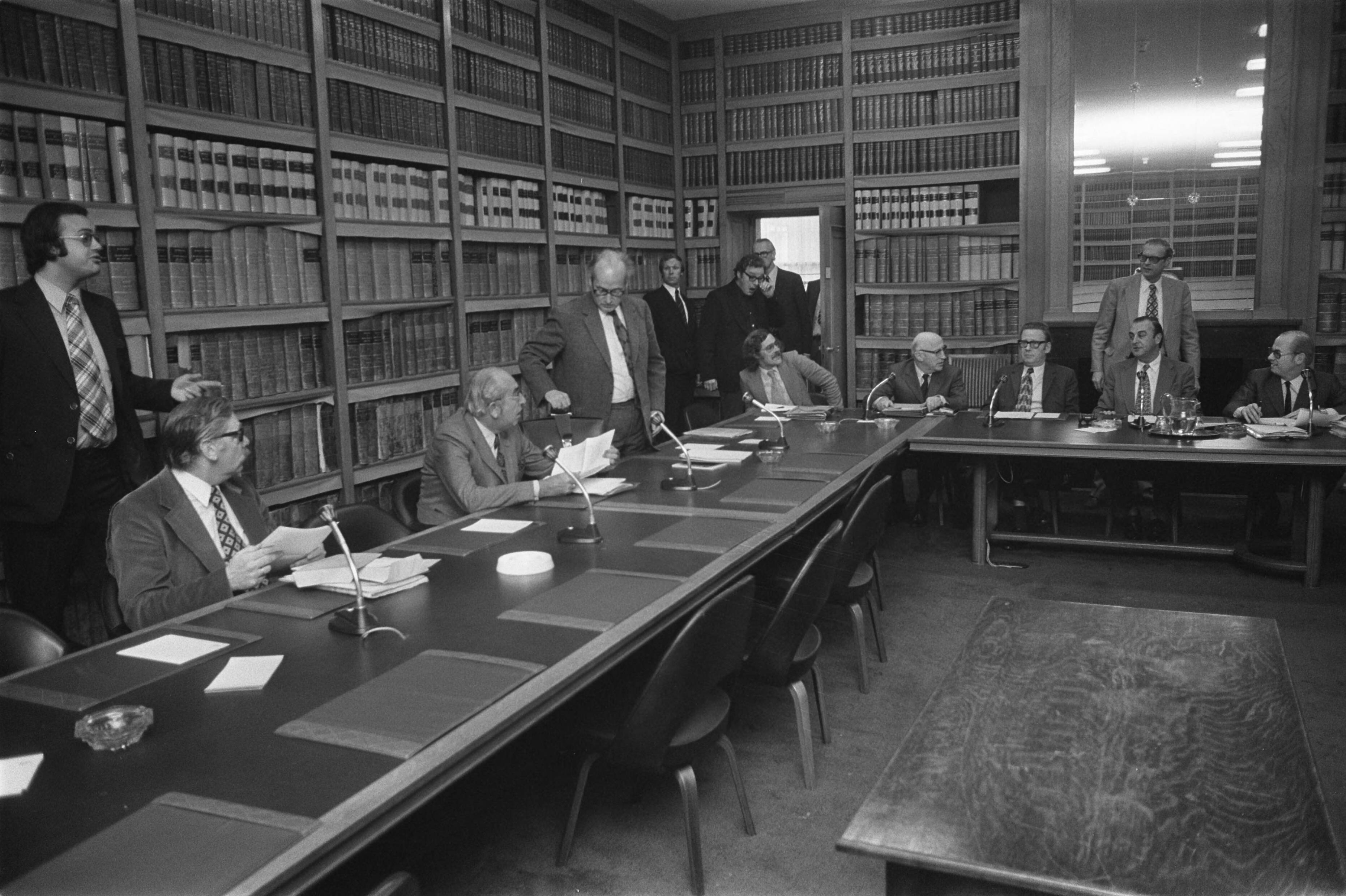 Burgemeester Samkalden (links) spreekt met leden van de Tweede Kamercommissie van Justitie in Den Haag — Overlegdeelnemers aan de vergadertafel — Foto: Fotograaf Onbekend / Anefo. Licentie: Set B: Rechtenvrij / Publiek Domein. Bron: Nationaal Archief. http://hdl.handle.net/10648/ac3aa534-d0b4-102d-bcf8-003048976d84