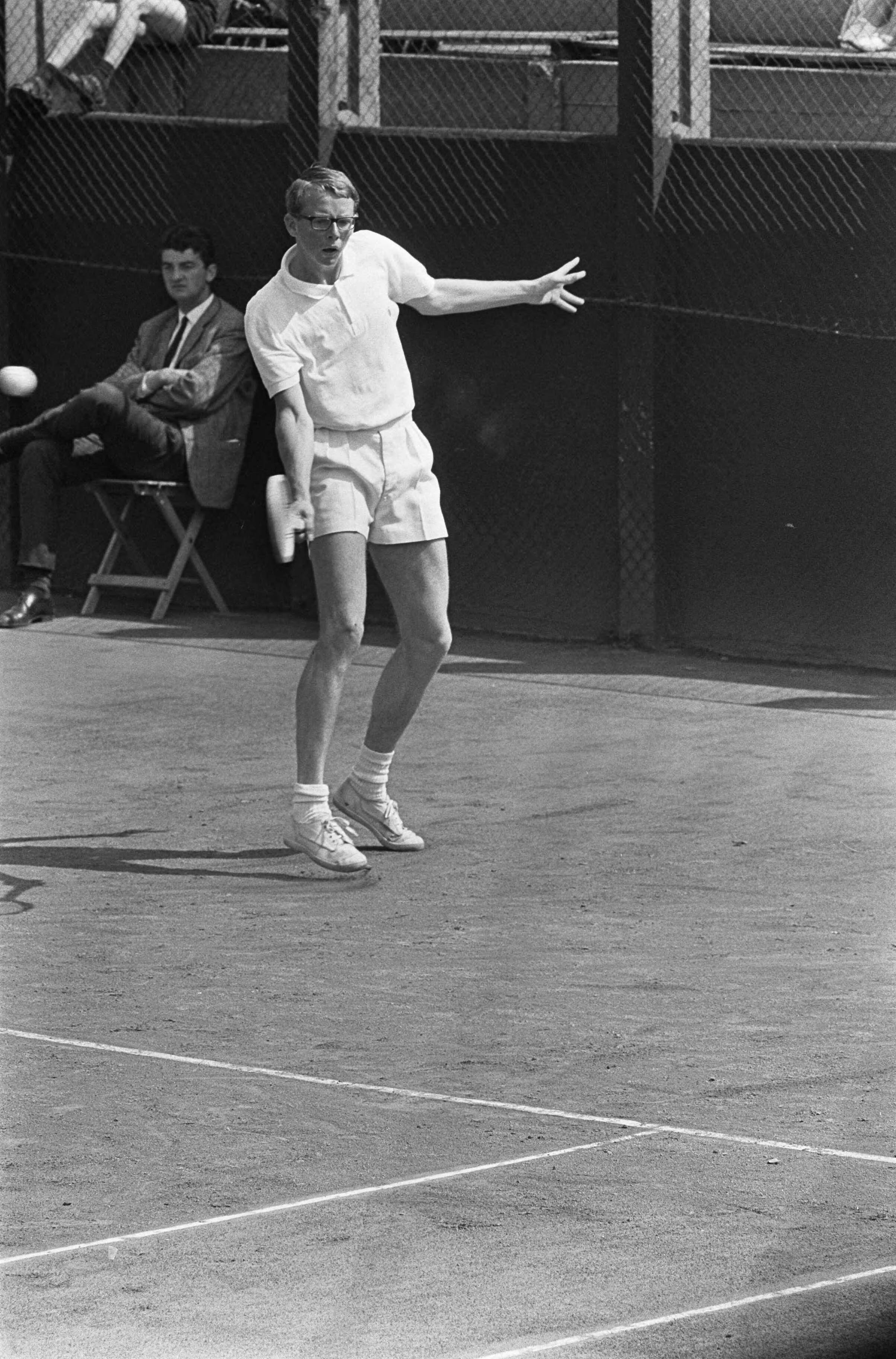 Fotocollectie Anefo — Nederlandse tenniskampioenschappen op de METS-banen. ? in actie — Foto: Koch, Eric / Anefo. Licentie: Set B: Rechtenvrij / Publiek Domein. Bron: Nationaal Archief. http://hdl.handle.net/10648/aaba6b90-d0b4-102d-bcf8-003048976d84
