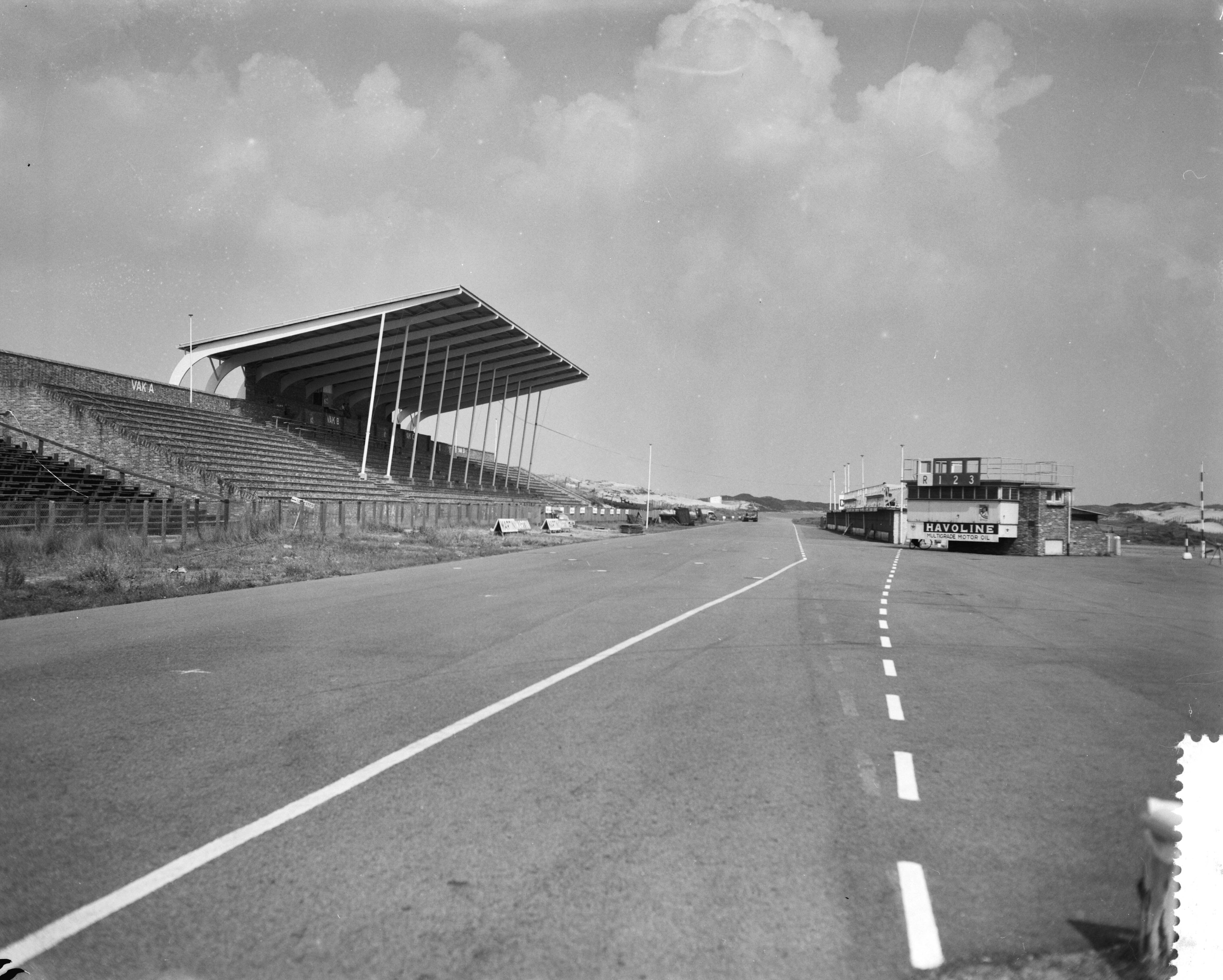 Fotocollectie Anefo — Voorbereidingen wereldkampioenschap wielrennen op de weg te Zandvoort. Het circuit van Zandvoort met de tribunes — Foto: Bilsen, Joop van / Anefo. Licentie: Set B: Rechtenvrij / Publiek Domein. Bron: Nationaal Archief. http://hdl.handle.net/10648/a99a9ffa-d0b4-102d-bcf8-003048976d84