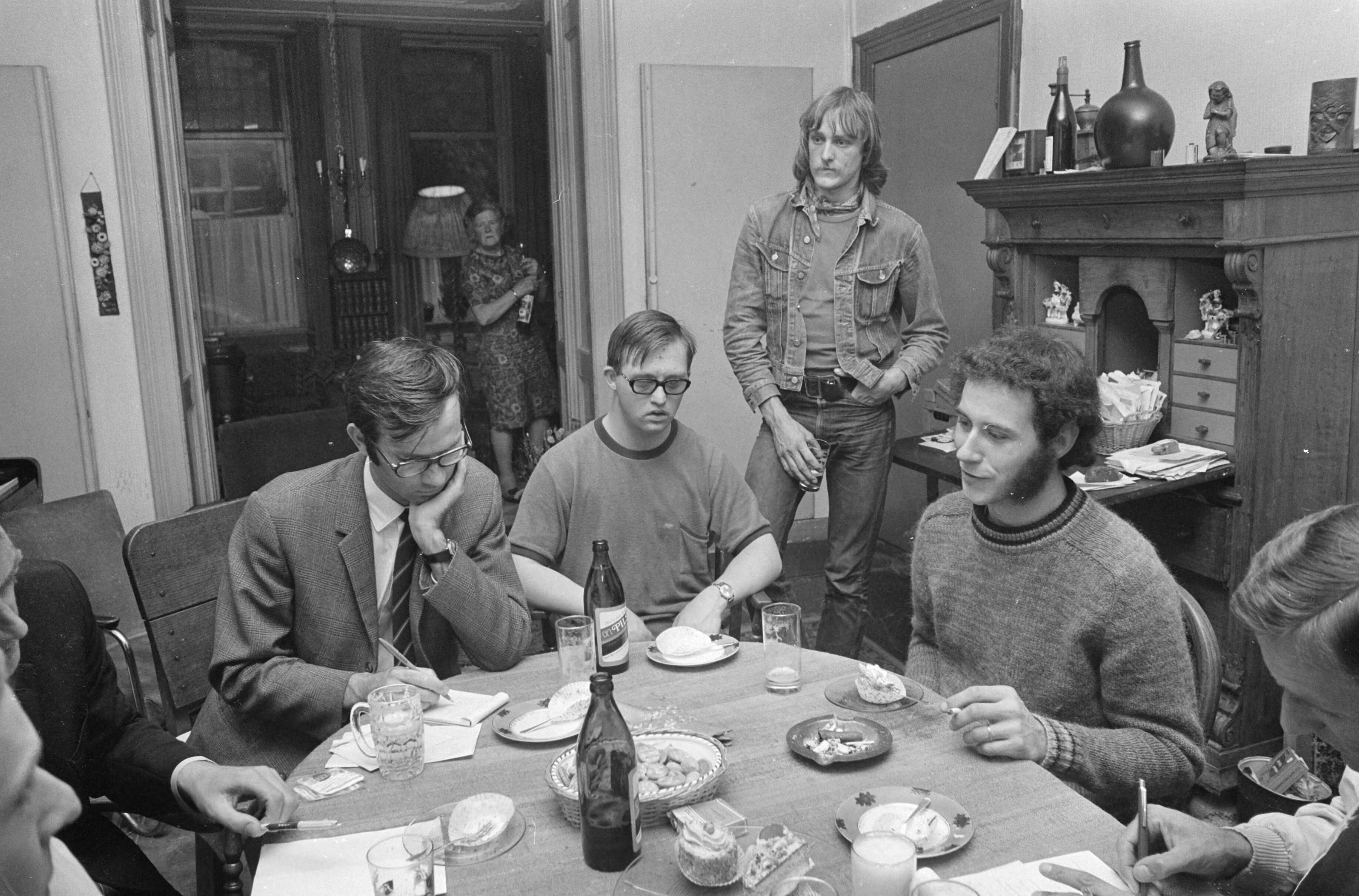 Ralph Waver na kort geding in huis, Haarlem — Waver te midden van vrienden — Foto: Fotograaf Onbekend / Anefo. Licentie: Set B: Rechtenvrij / Publiek Domein. Bron: Nationaal Archief. http://hdl.handle.net/10648/abc315b4-d0b4-102d-bcf8-003048976d84