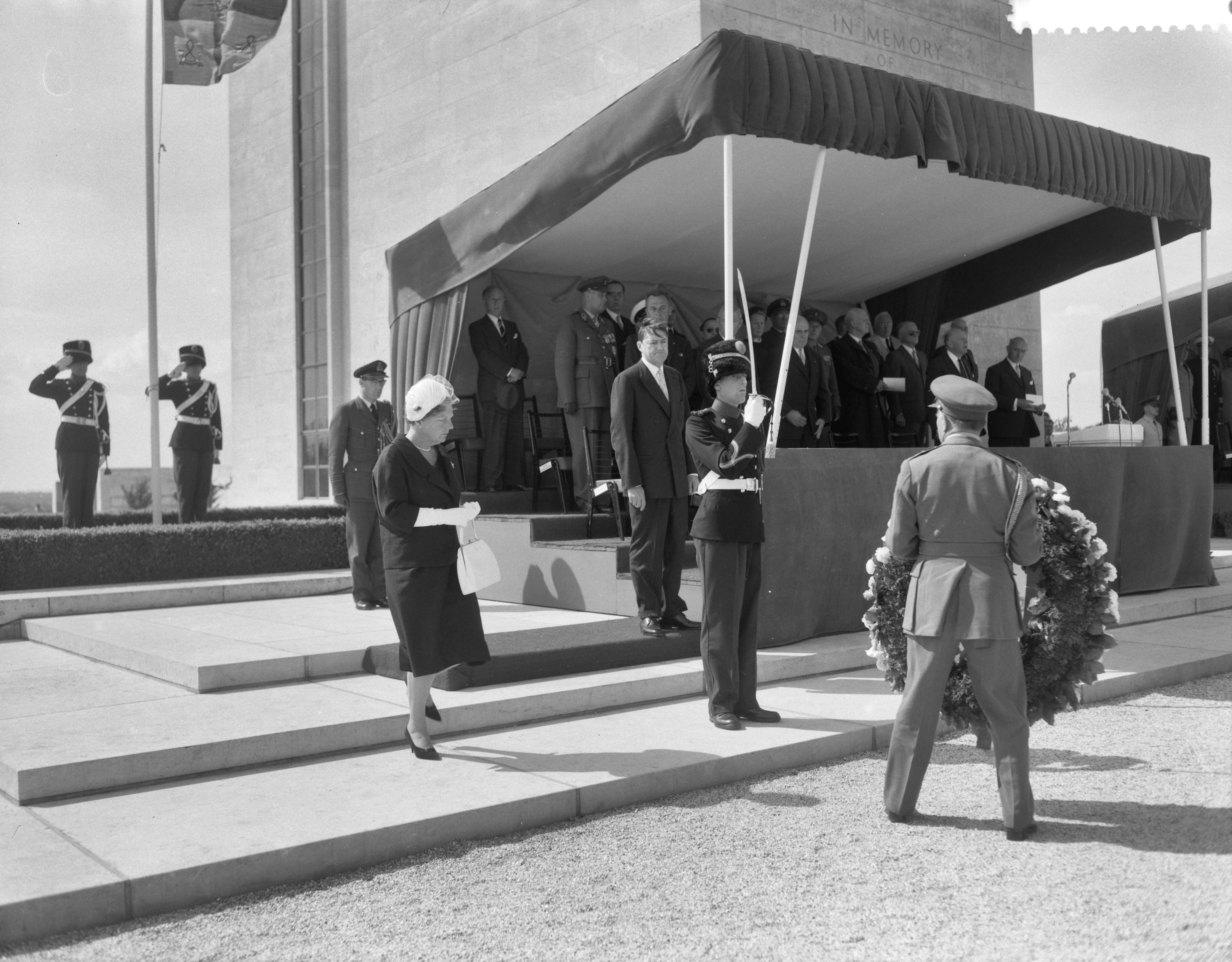 Amerikaanse begraafplaats te Margraten officieel ingewijd — Amerikaanse begraafplaats te Margraten officieel ingewijd. Koningin Juliana tijdens de kranslegging — Foto: Bilsen, Joop van / Anefo. Licentie: Set B: Rechtenvrij / Publiek Domein. Bron: Nationaal Archief. http://hdl.handle.net/10648/a9b3bb20-d0b4-102d-bcf8-003048976d84