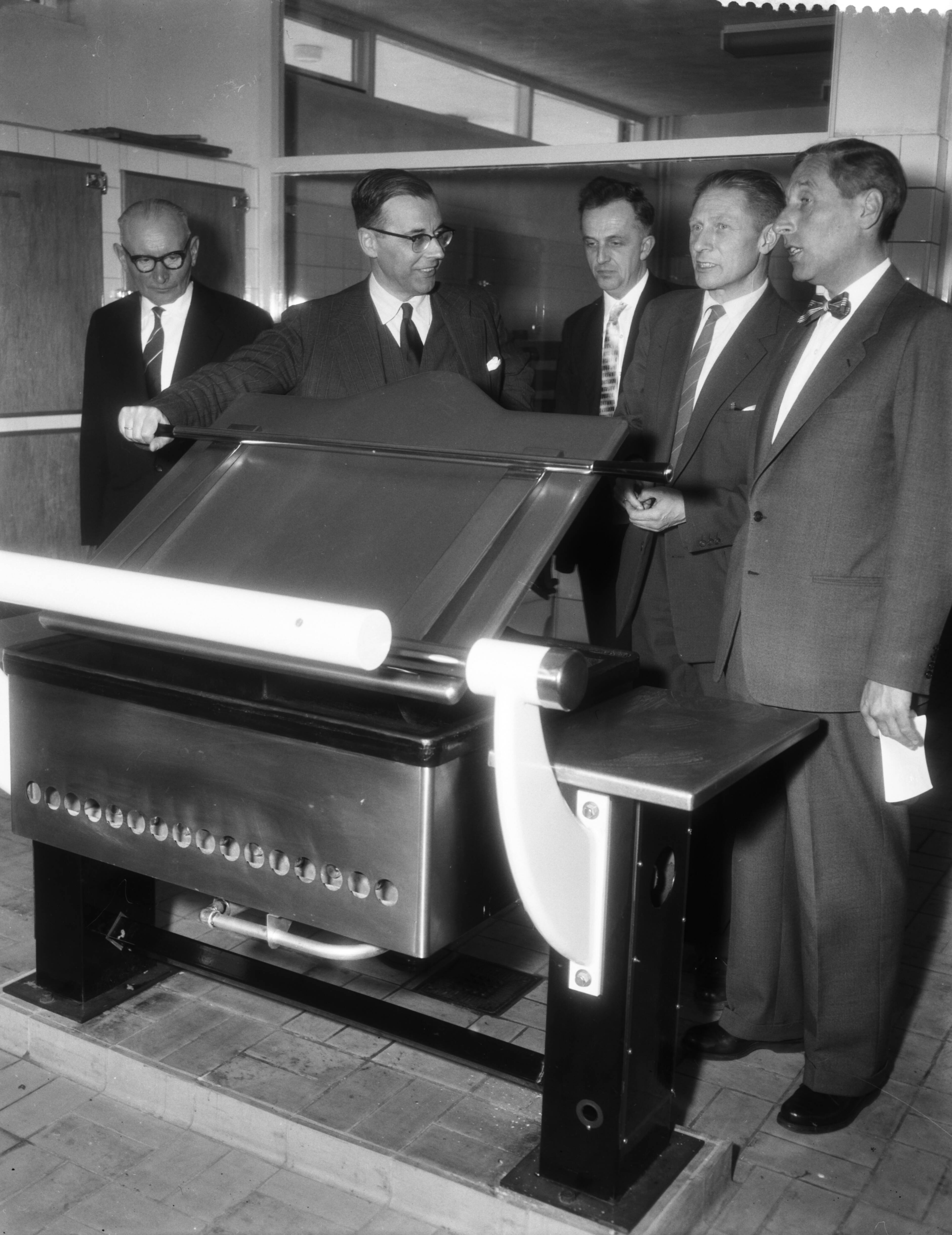 Fotocollectie Anefo — Opening door burgemeester G. van Hall van het bejaardencentrum het A. H. Gerhardhuis in Amsterdam-West. In de keuken — Foto: Pot, Harry / Anefo. Licentie: Set B: Rechtenvrij / Publiek Domein. Bron: Nationaal Archief. http://hdl.handle.net/10648/a9913f64-d0b4-102d-bcf8-003048976d84