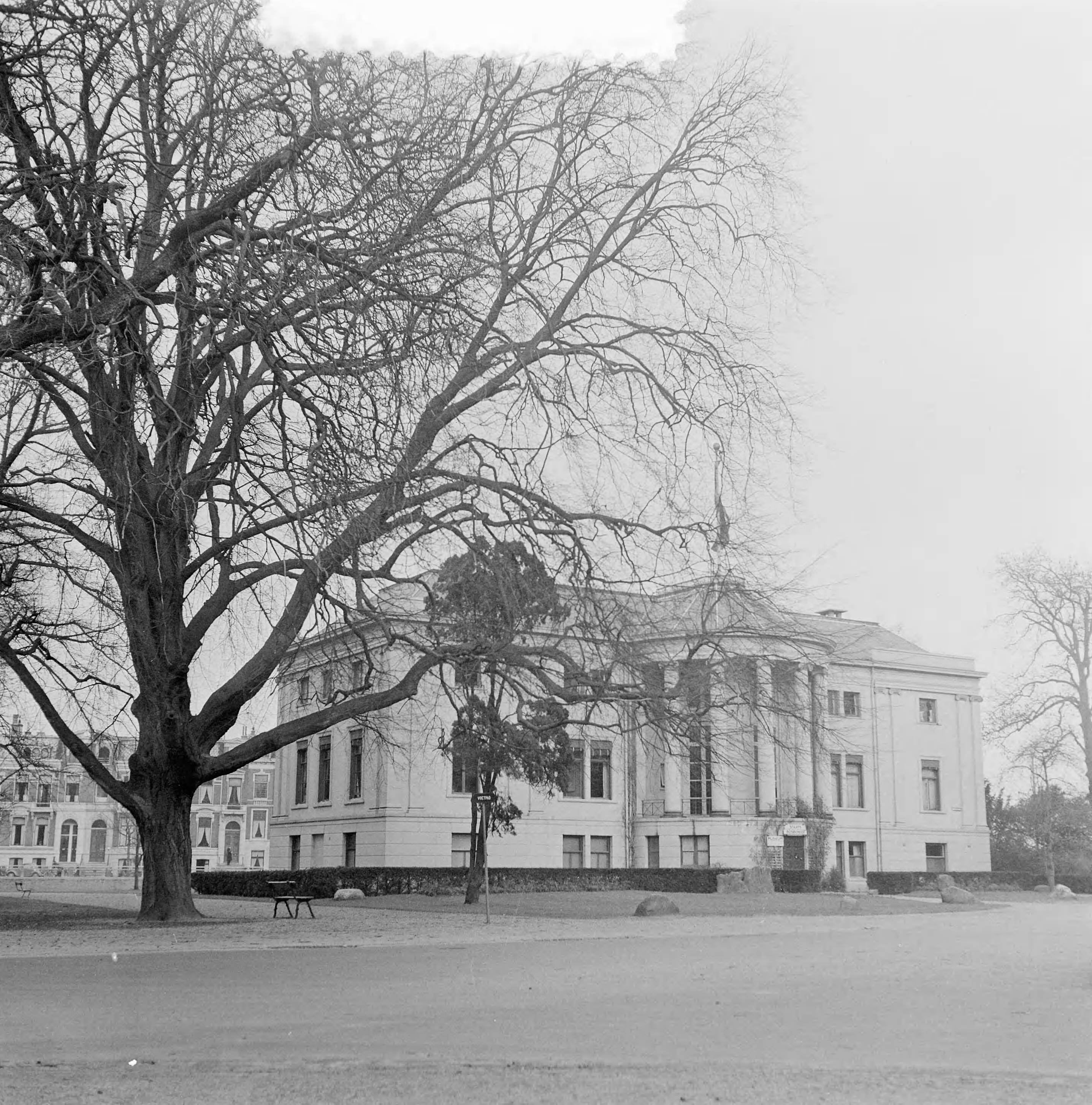 Stadsgezichten Utrecht — Stadsgezichten Utrecht. Gebouw Het Hooge Land gezien van Museumlaan richting Biltstraat — Foto: Noske, J.D. / Anefo. Licentie: Set B: Rechtenvrij / Publiek Domein. Bron: Nationaal Archief. http://hdl.handle.net/10648/a91b7c16-d0b4-102d-bcf8-003048976d84