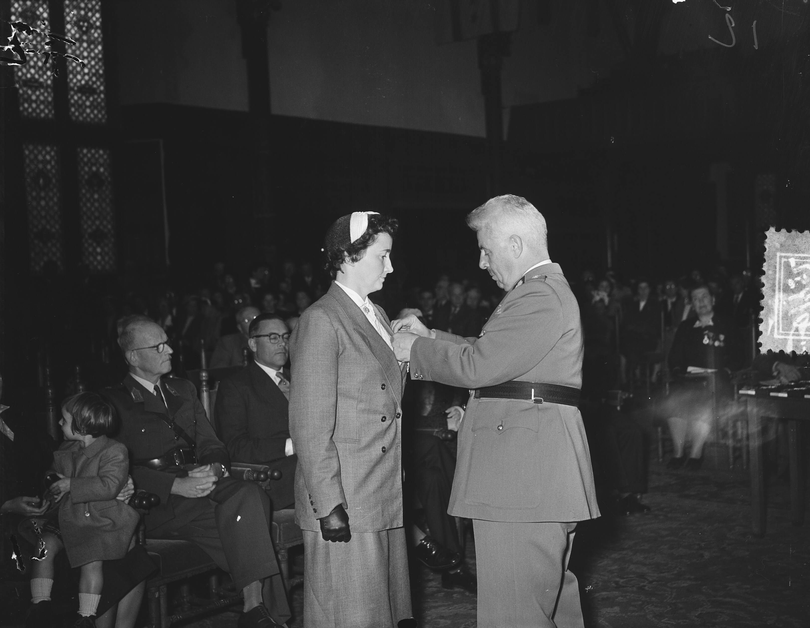 Fotocollectie Anefo — De Belgische ambassadeur E. Graaffe reikt in de Ridderzaal te Den Haag onderscheidingen uit aan 140 Nederlanders — Foto: Bilsen, Joop van / Anefo. Licentie: Set B: Rechtenvrij / Publiek Domein. Bron: Nationaal Archief. http://hdl.handle.net/10648/a92a2914-d0b4-102d-bcf8-003048976d84