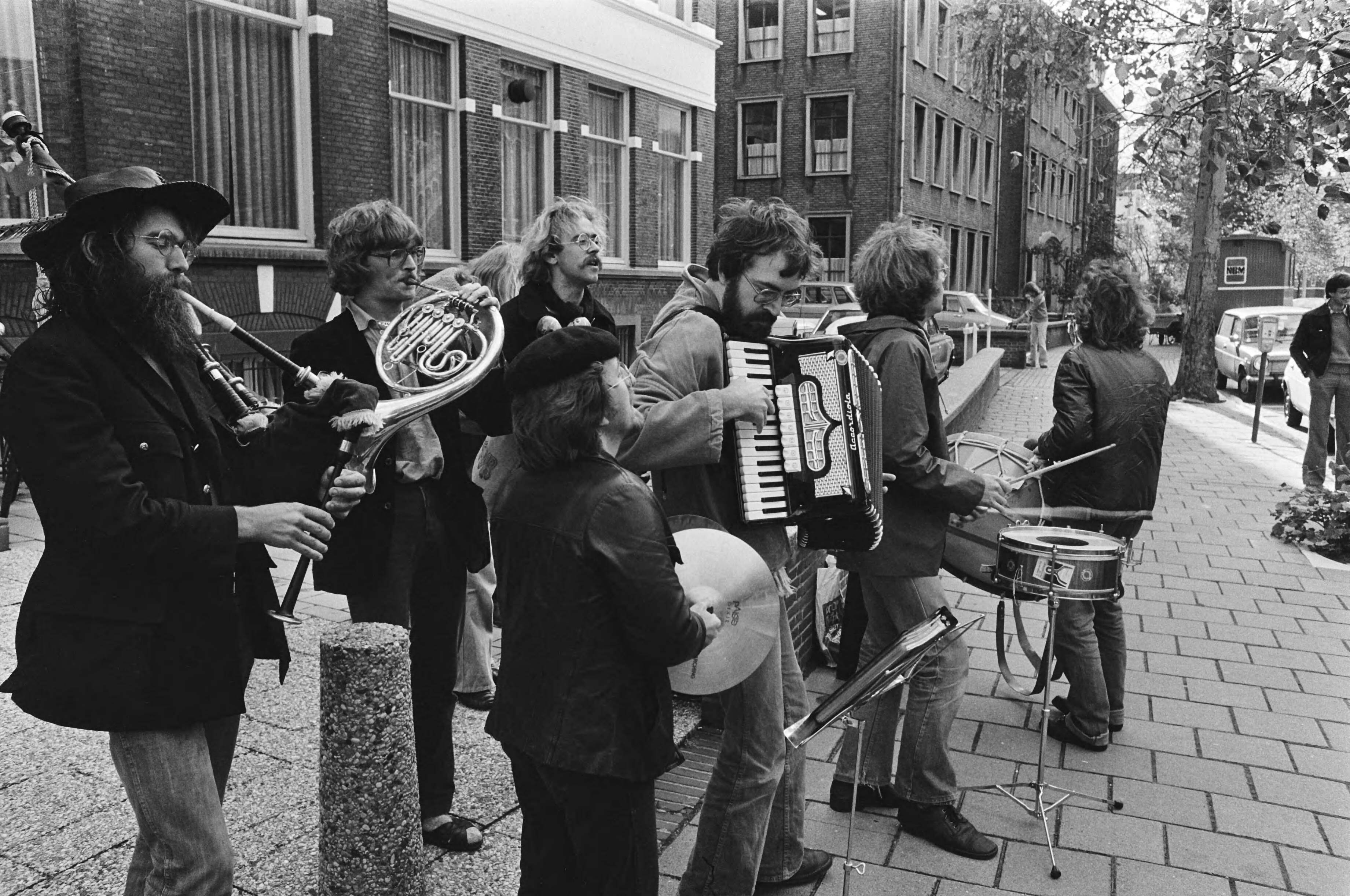 Fotocollectie Anefo — Straatmuzikanten demonstreren voor Raad van State in Den Haag — Foto: Verhoeff, Bert / Anefo. Licentie: Set B: Rechtenvrij / Publiek Domein. Bron: Nationaal Archief. http://hdl.handle.net/10648/acbcb6d2-d0b4-102d-bcf8-003048976d84