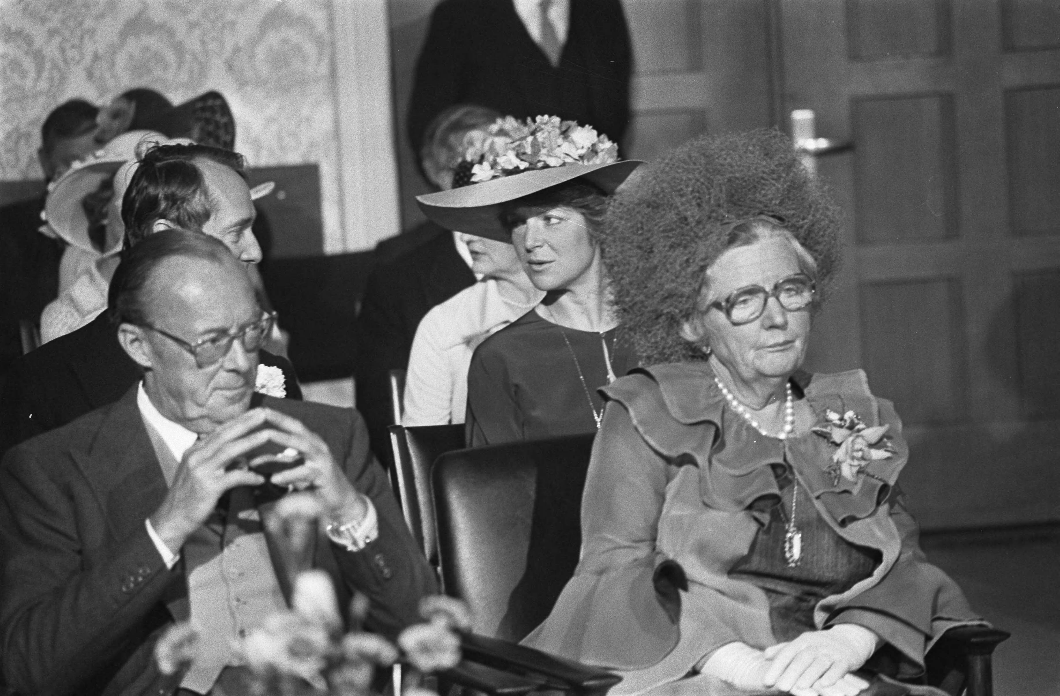 Huwelijk prinses Christina en Jorge Guillermo; de sluiting van het burgerlijk huwelijk in het stadhuis van Baarn — Prins Bernhard en koningin Juliana bij de sluiting van het burgerlijk huwelijk — Foto: Meerdere fotografen / Anefo. Licentie: Set B: Rechtenvrij / Publiek Domein. Bron: Nationaal Archief. http://hdl.handle.net/10648/ac6c69e8-d0b4-102d-bcf8-003048976d84