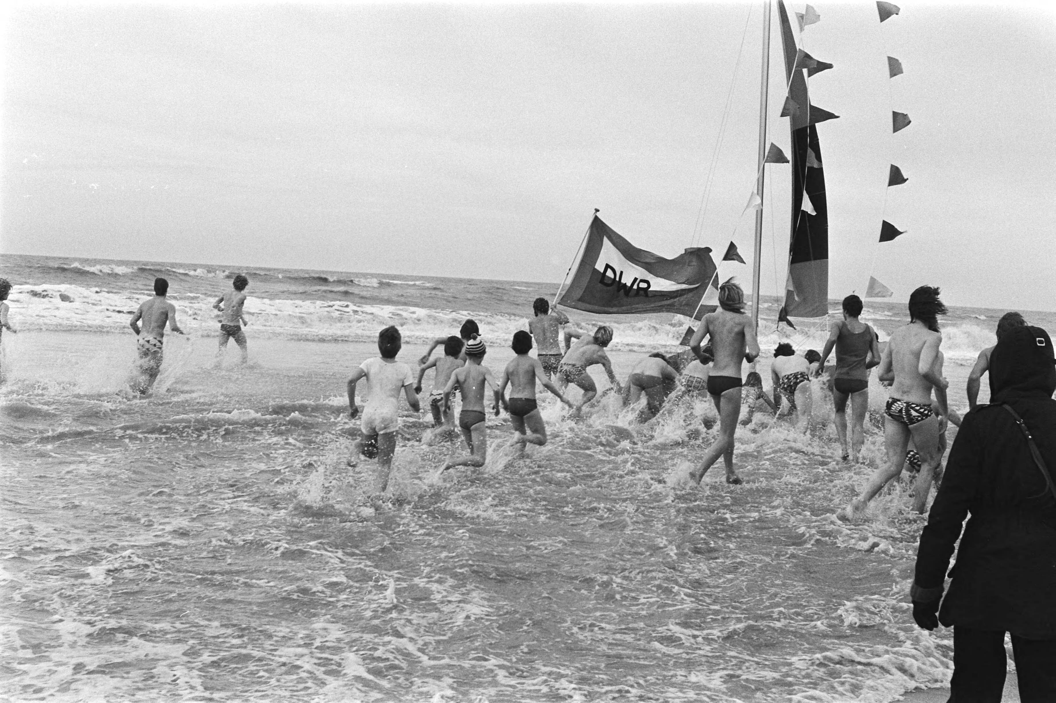 Fotocollectie Anefo — Jaarlijkse duik in zee van Haarlemse zwemvereniging DWR in Zandvoort — Foto: Suyk, Koen / Anefo. Licentie: Set B: Rechtenvrij / Publiek Domein. Bron: Nationaal Archief. http://hdl.handle.net/10648/ac92f07c-d0b4-102d-bcf8-003048976d84