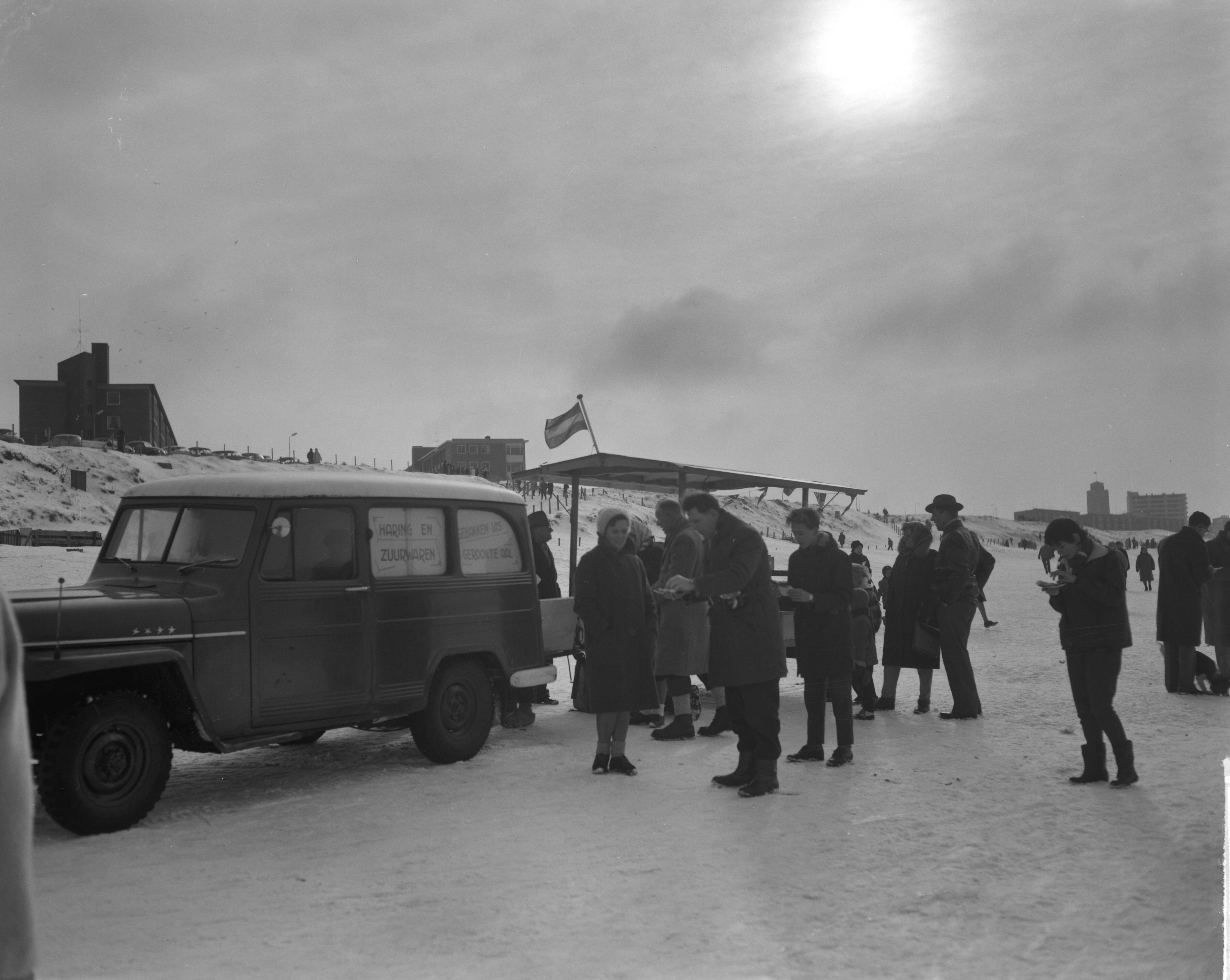 Fotocollectie Anefo — Visverkoopman met viskar op het strand van Zandvoort — Foto: Bilsen, Joop van / Anefo. Licentie: Set B: Rechtenvrij / Publiek Domein. Bron: Nationaal Archief. http://hdl.handle.net/10648/aa28843c-d0b4-102d-bcf8-003048976d84